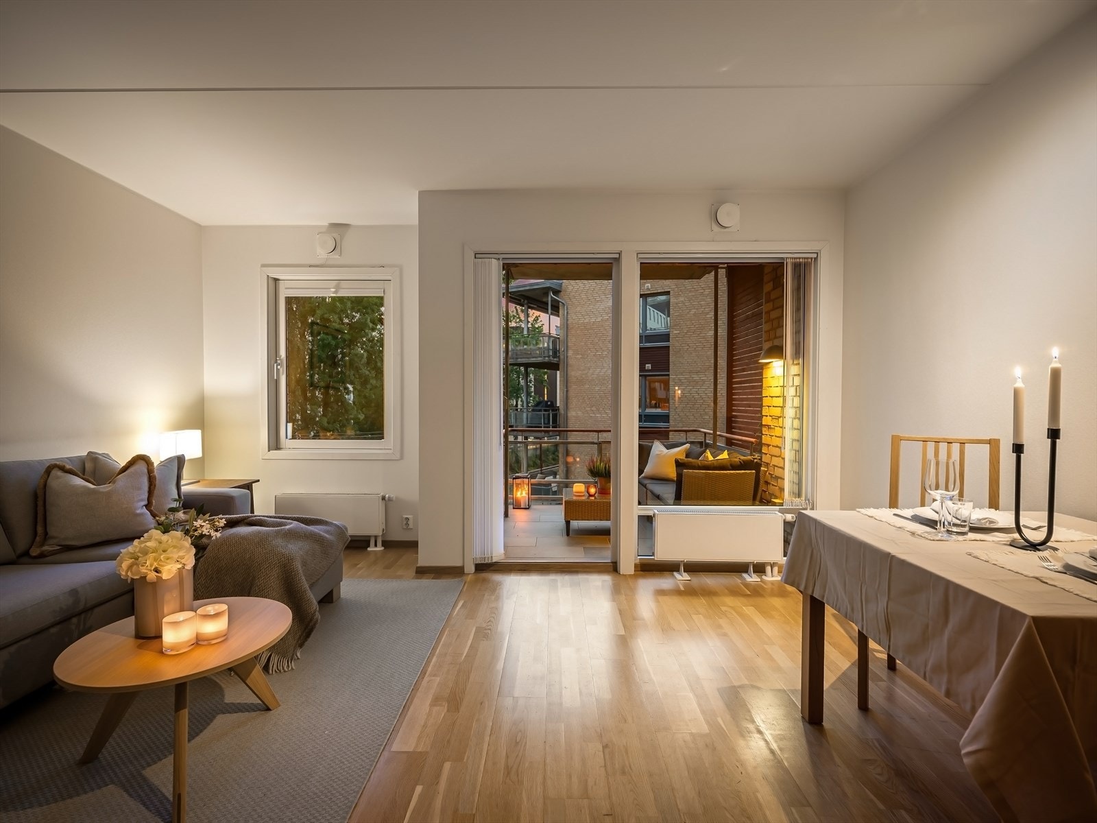 Boligen har en sentral, men tilbaketrukket beliggenhet på Hoff/Skøyen med kort vei til både byliv og grønne omgivelser. Galleribilde