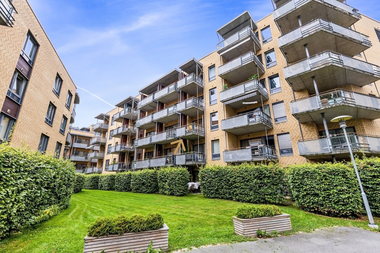 Bygget er fra 2005 og har en tidløs teglfasade, pent opparbeidede uteområder og en god vedlikeholdshistorikk. Galleribilde