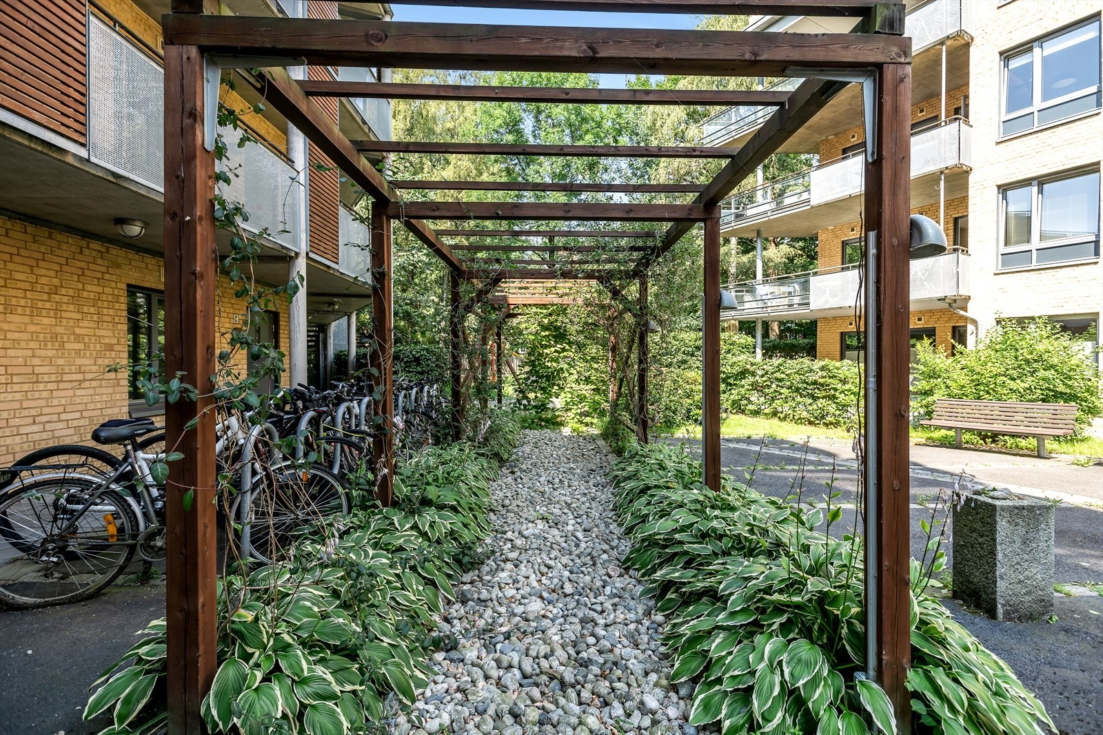 Sameiet ivaretar eiendommen godt med blant annet velstelte fellesarealer, heis, sykkelparkeringer og garasjeanlegg. Galleribilde