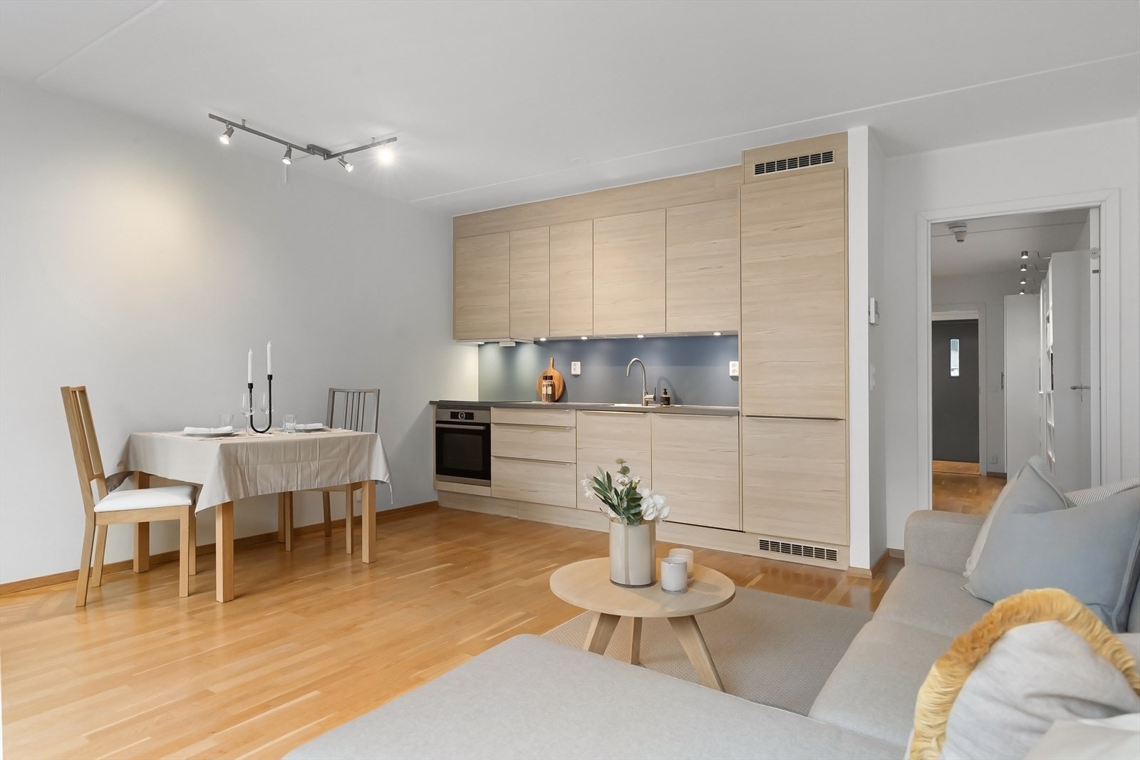 Stilren kjøkkeninnredning fra 2020 levert av HTH. Her får du en helintegrert løsning med induksjonstopp, stekeovn, oppvaskmaskin og kjøl/frys. Galleribilde