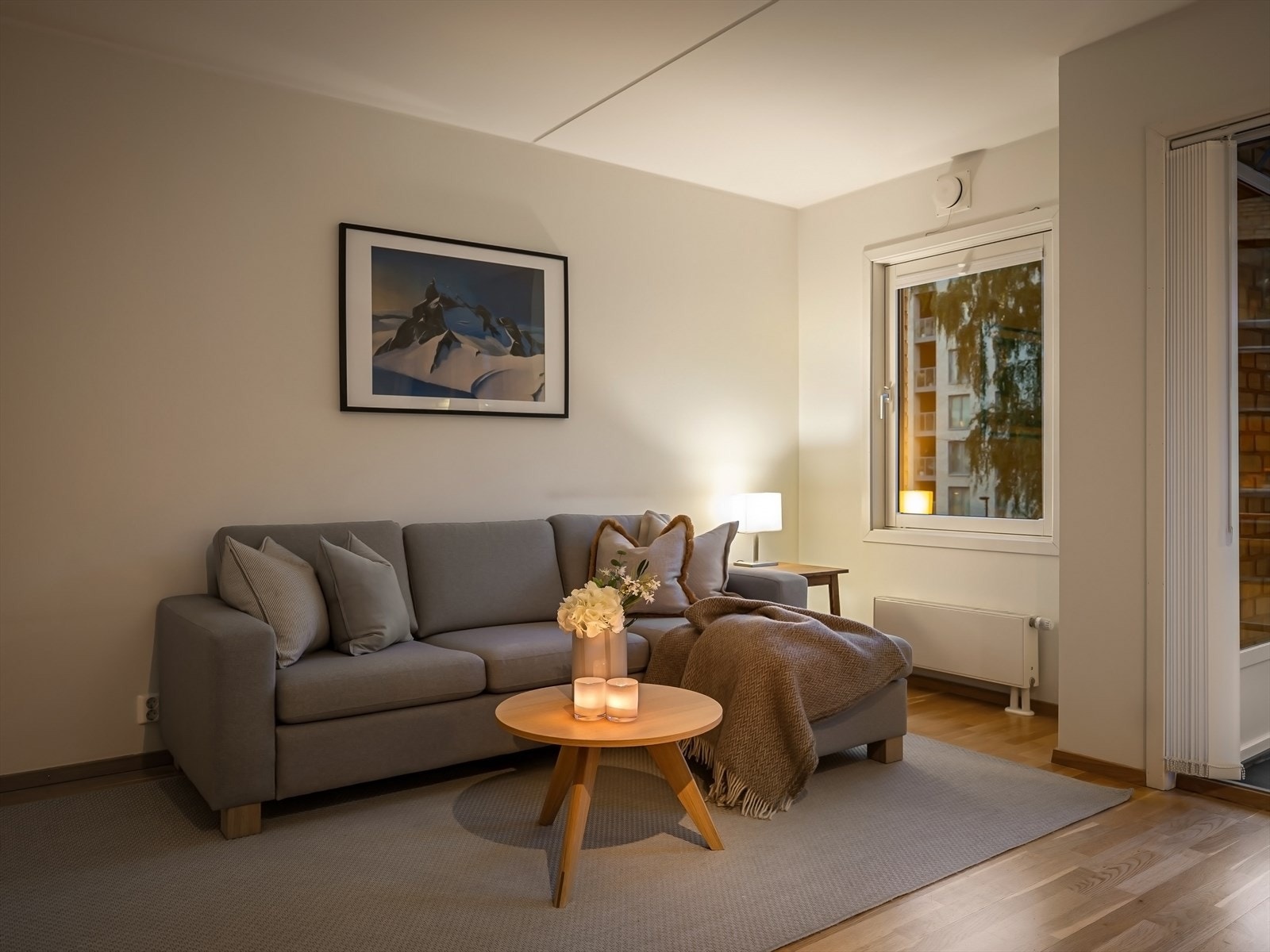 Utmerket sone for sofaseksjon med tilhørende TV- og mediemøblement. Galleribilde