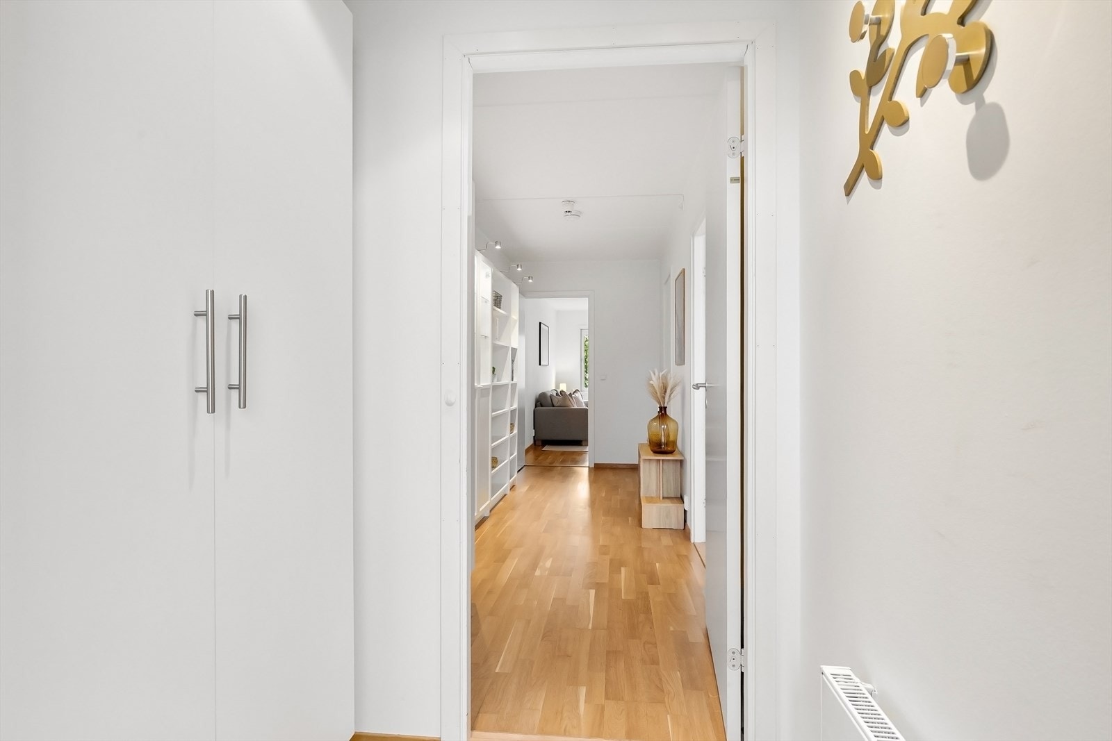 Velkommen inn i en lys og praktisk entré med garderobeskap. Galleribilde