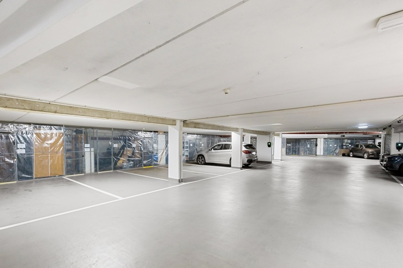 Leiligheten disponerer garasjeplass for én bil med ladeboks for elbil, i felles garasjeanlegg. Galleribilde