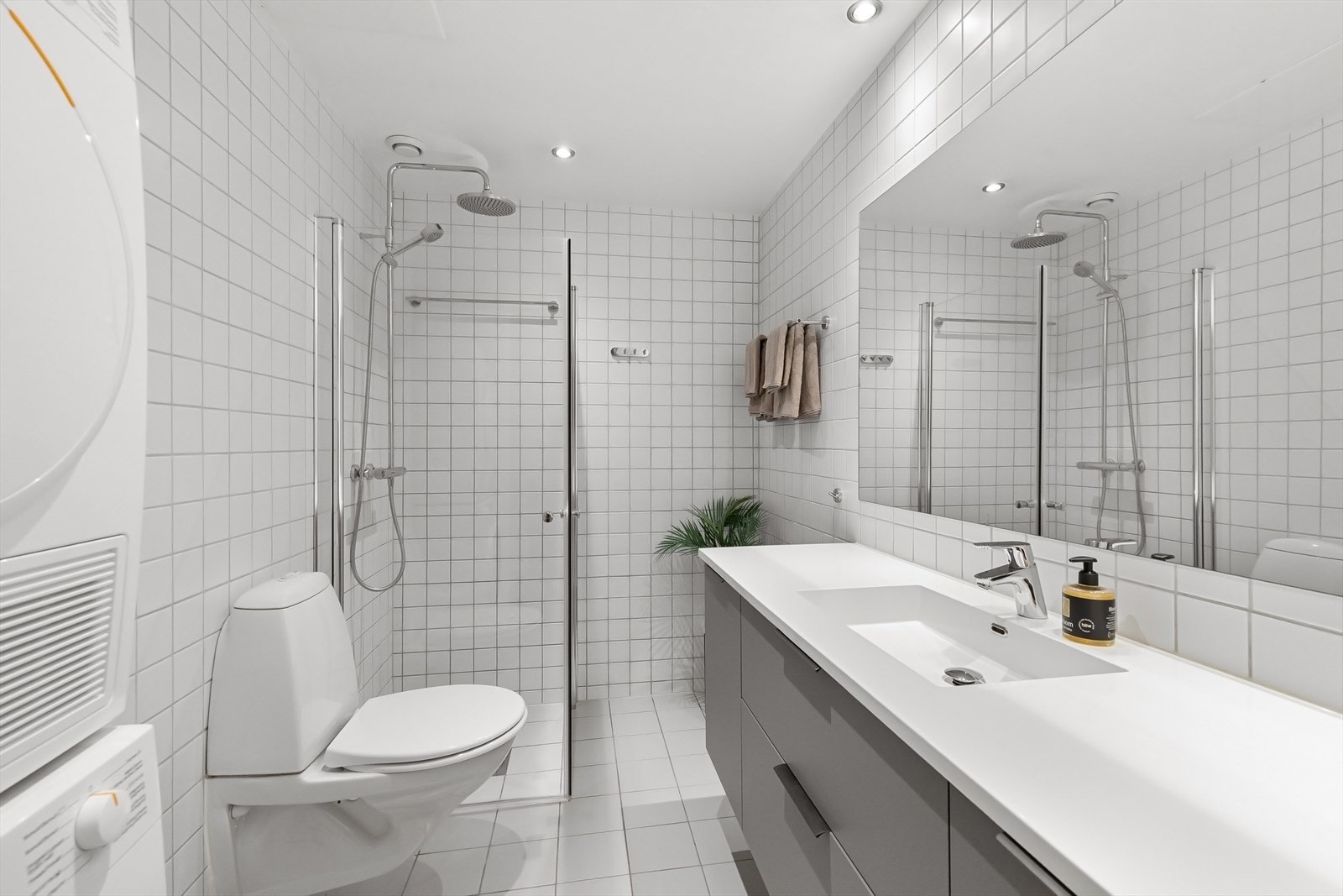 Lyst og stilrent bad av god størrelse. Flislagte overflater og varmekabler i gulv. Galleribilde