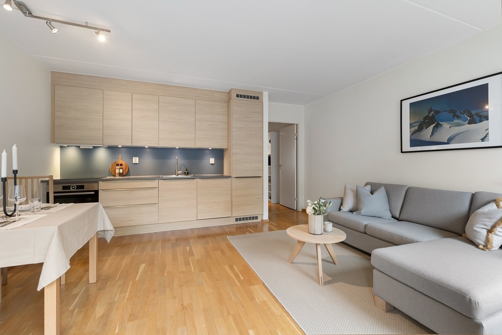 Boligen holder en gjennomgående god standard - God plass til både spisebord, sofagruppe og tilhørende møblement. Galleribilde