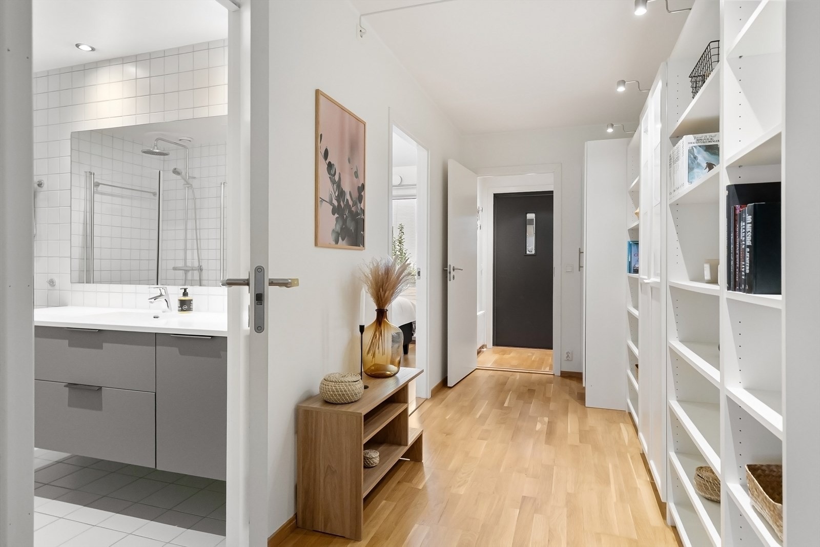 Enkel tilgang til alle rom fra hallen. Galleribilde