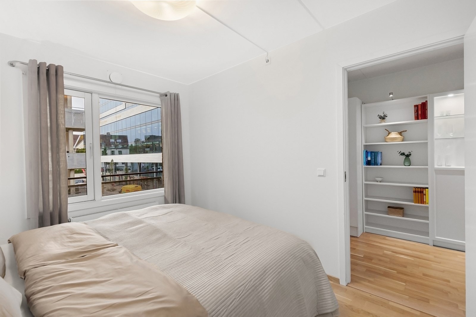 Rikelig med lysinnslipp fra store vindusflater. Galleribilde