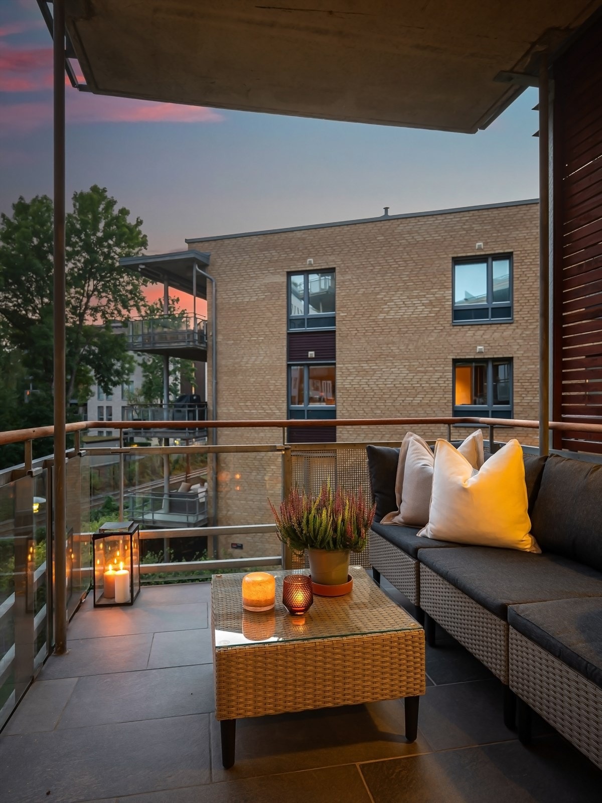 Balkongen er overbygd, slik at du kan bruke den også på sene sommer- og høstkvelder. Galleribilde