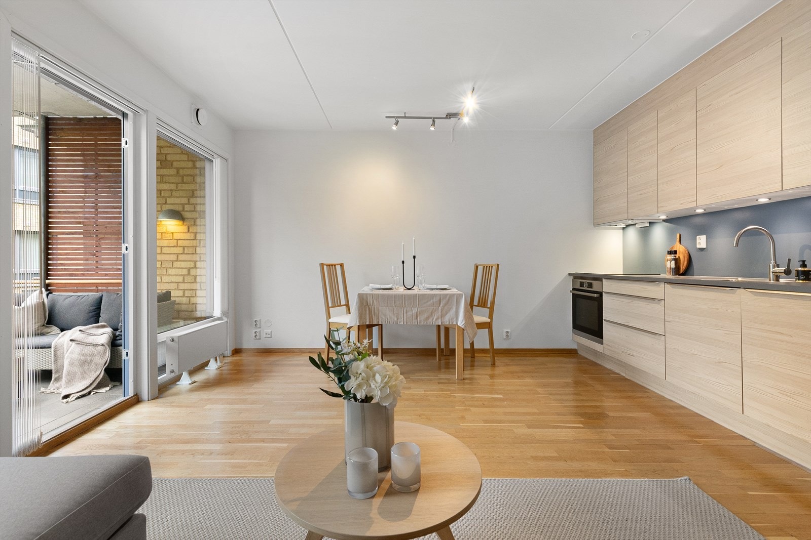 Et herlig allrom, hvor utgangen til balkongen forlenger oppholdsrommet i sommerhalvåret. Galleribilde