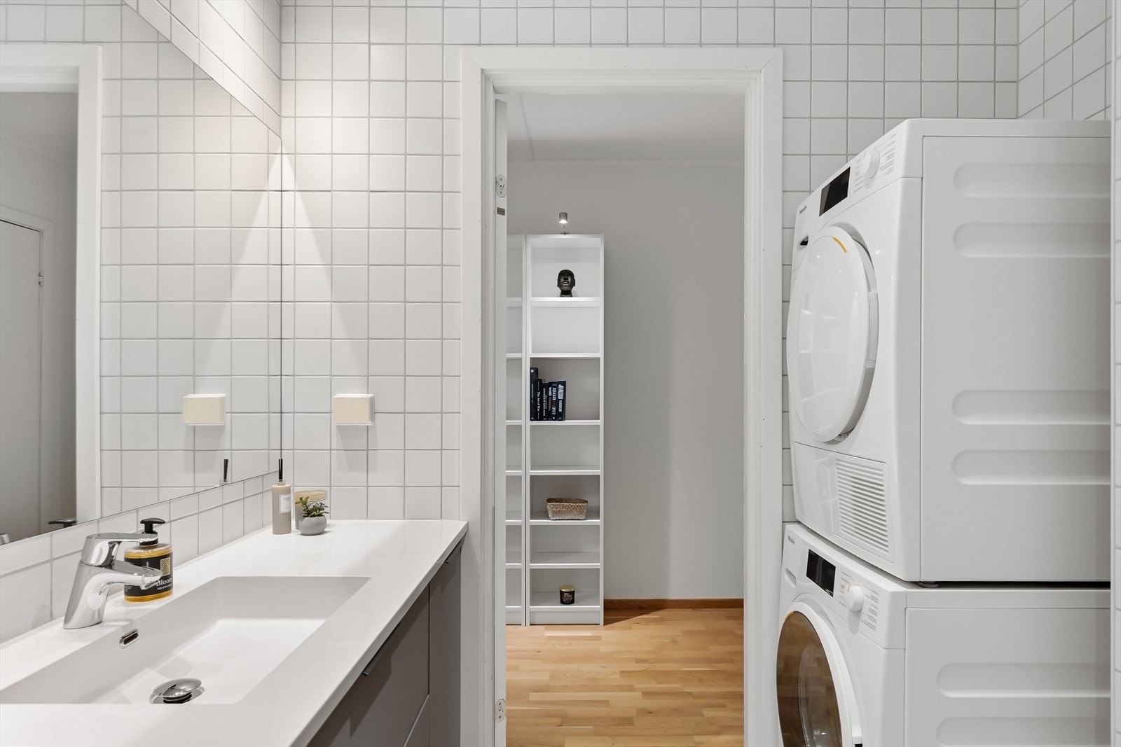 Opplegg for vaskemaskin og tørketrommel i praktisk nisje. Galleribilde