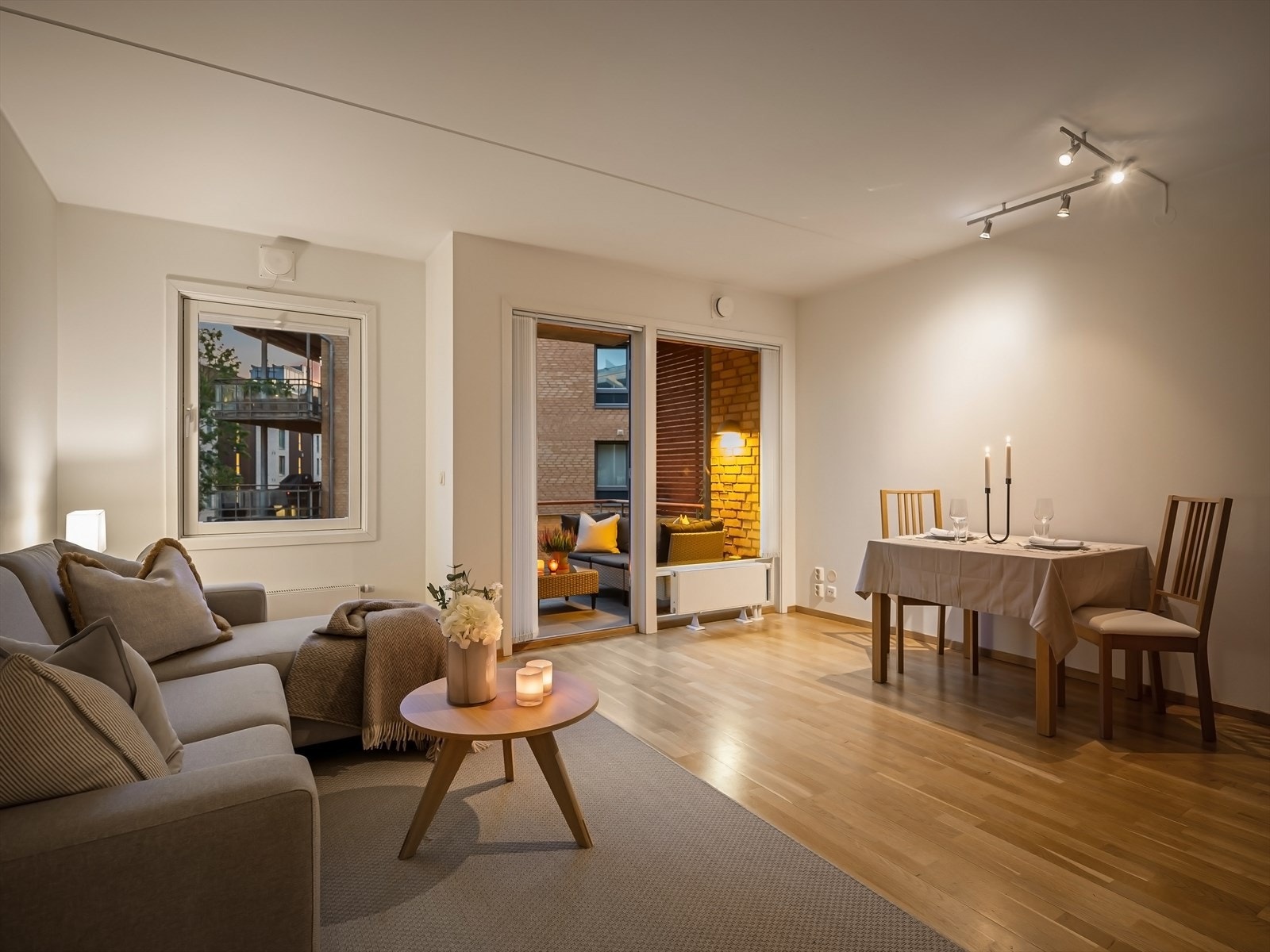 Stuen har store vindusflater som slipper inn dagslyset og gir rommet en luftig atmosfære. Galleribilde