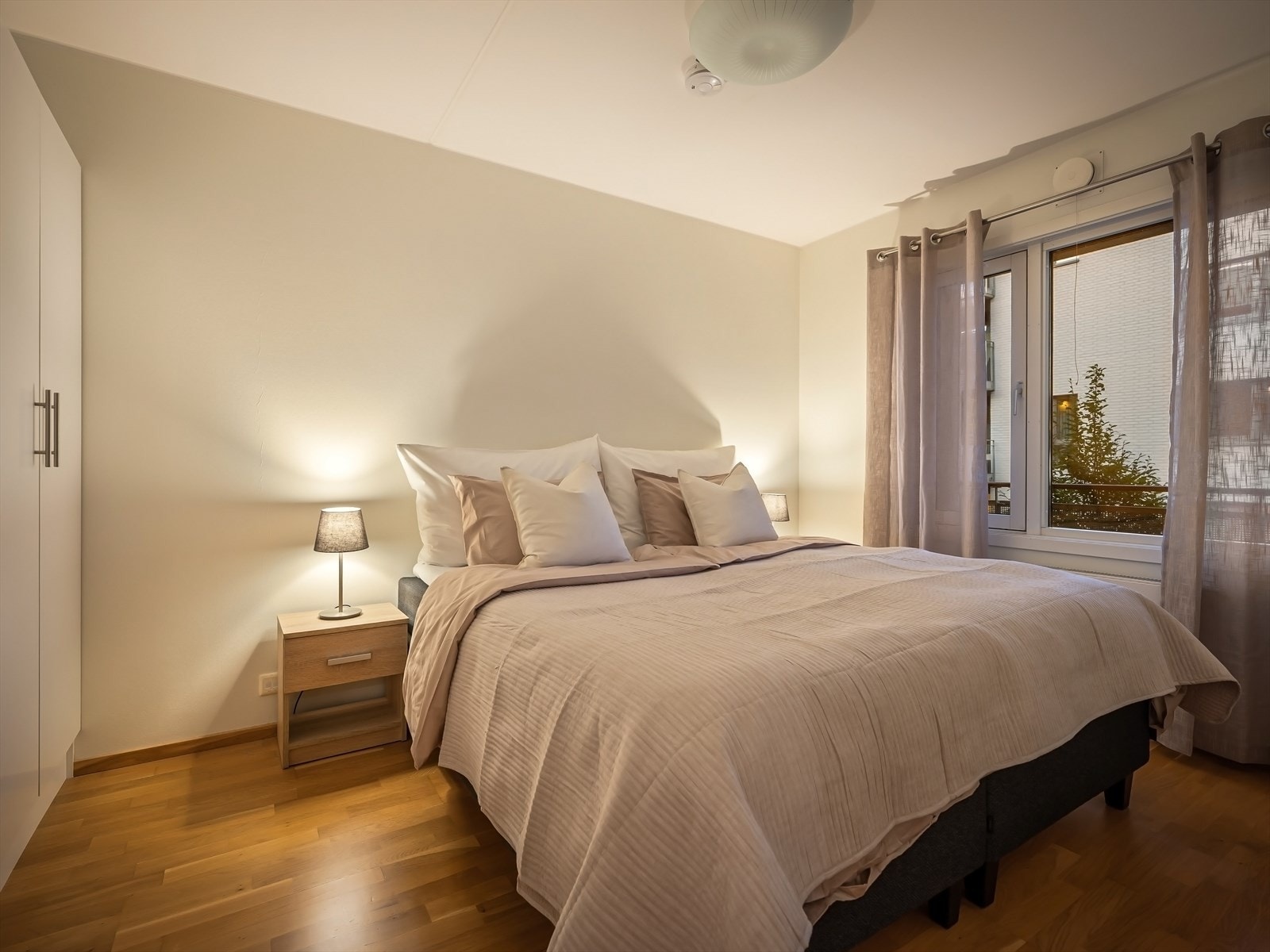 Soverommet er av god størrelse, med plass til både dobbeltseng og tilhørende møblement. Galleribilde