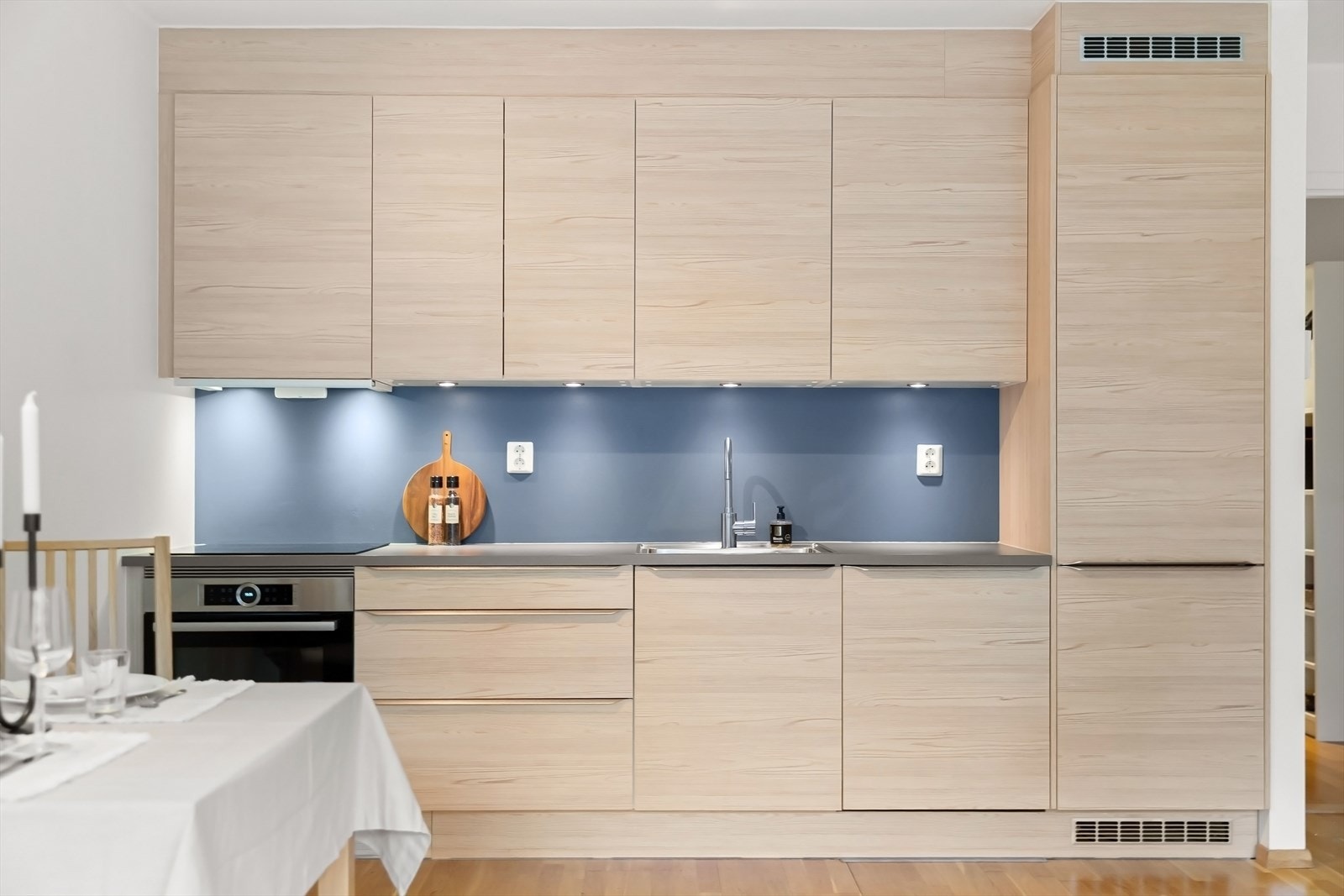 Et kjøkken med skandinavisk preg - rene linjer, lyse flater og gjennomført design. Galleribilde