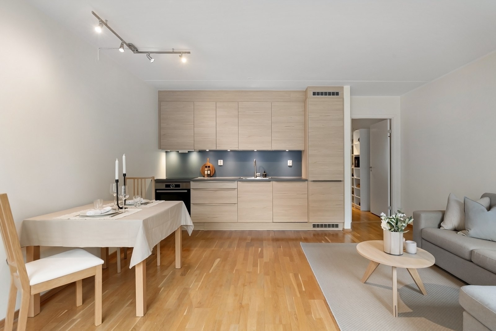 Med åpen løsning mot kjøkkenet blir stuen et naturlig samlingspunkt, samtidig som de nøytrale fargene gjør det enkelt å skape sitt eget uttrykk. Galleribilde