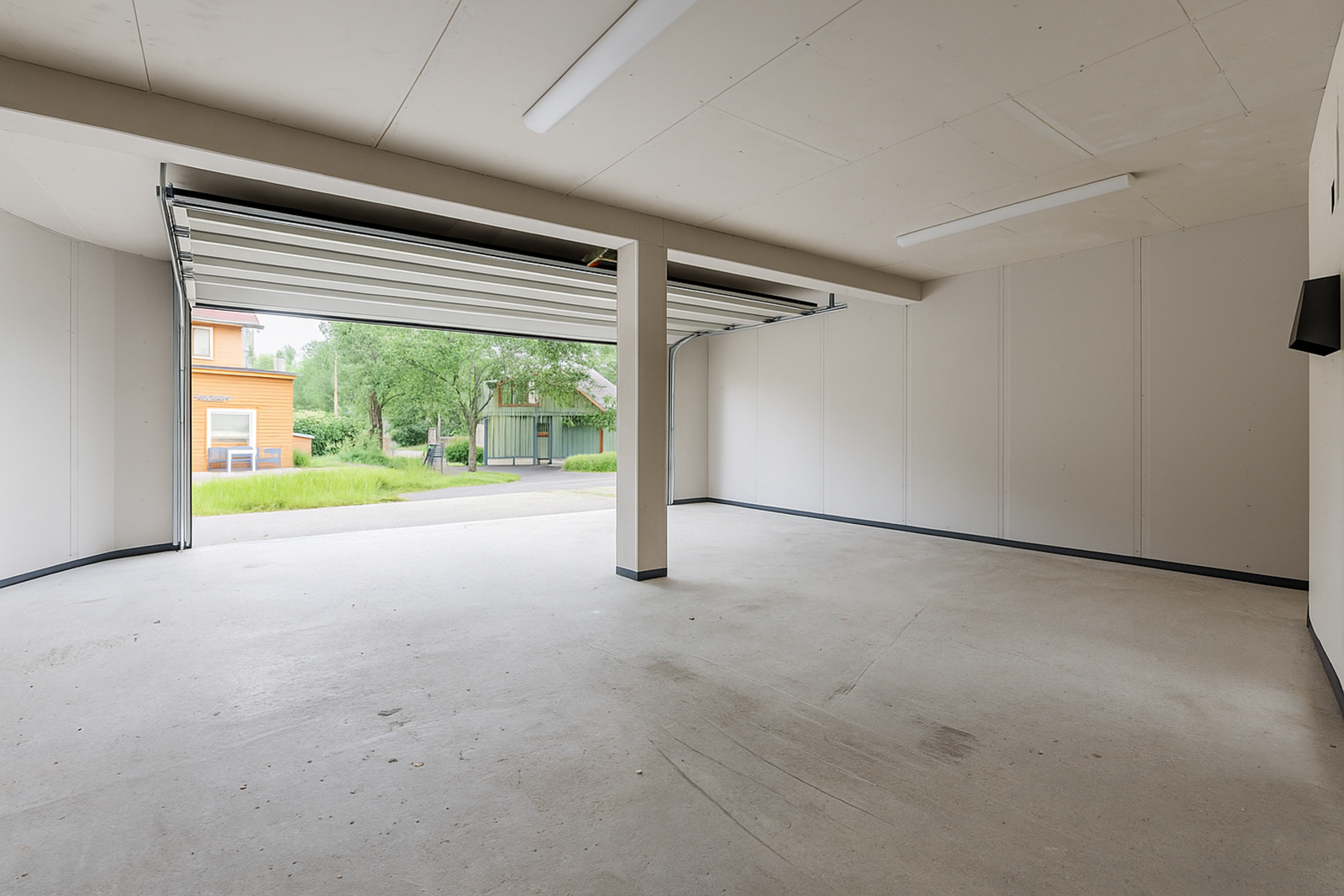 Eiendommen har parkering i integrert garasje på 38 kvm med elbil-opplegg, ellers god plass til parkering i gårdsplass. Galleribilde