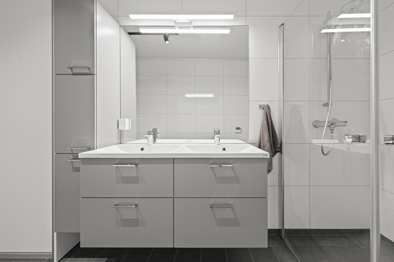 Romslig innredning med god oppbevaringsplass i skuffer og skap. Galleribilde