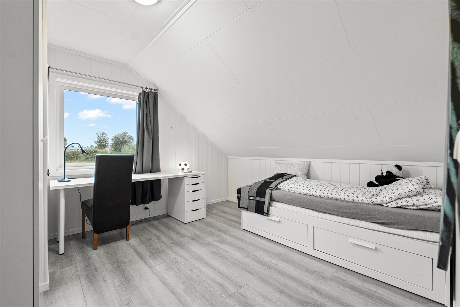 Soverom i 2.etasje med god størrelse og gode møbleringsmuligheter. Galleribilde