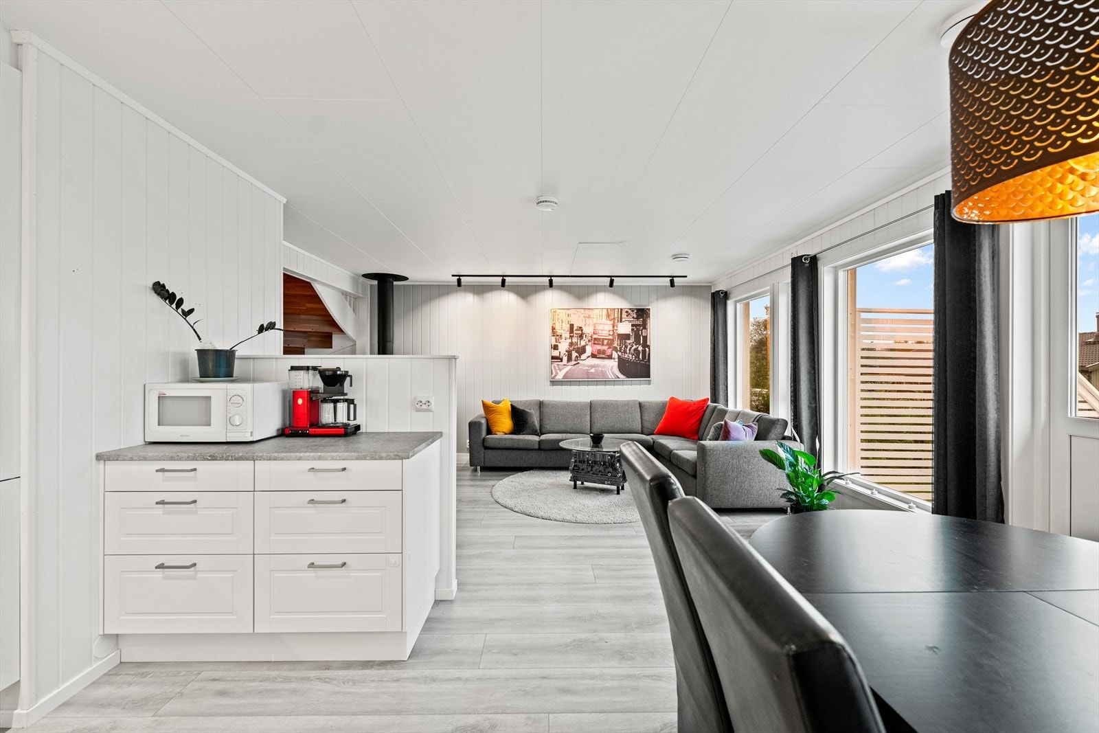 God plass til sofagruppe og spiseplass. Galleribilde