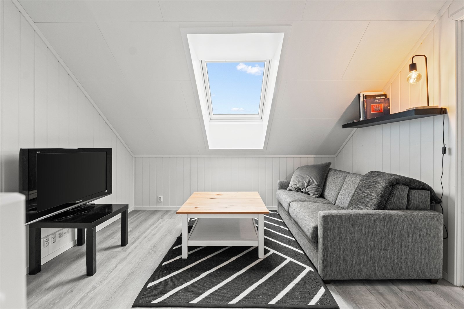 God plass til en koselig sofakrok og tv-møbler. Galleribilde