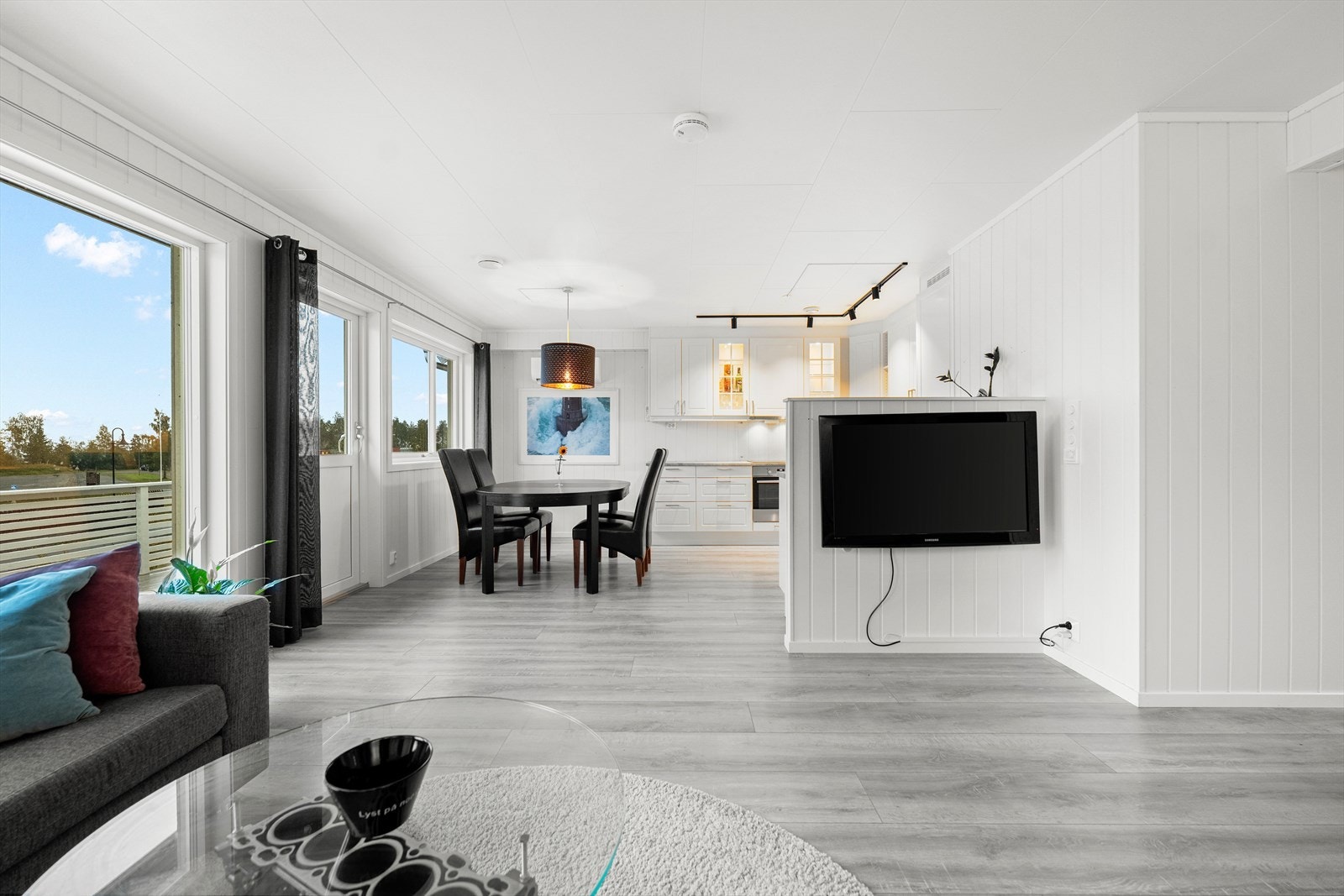 Stue og kjøkken er i pen løsning til hverandre, fra stuen er det utgang til terrasse. Galleribilde