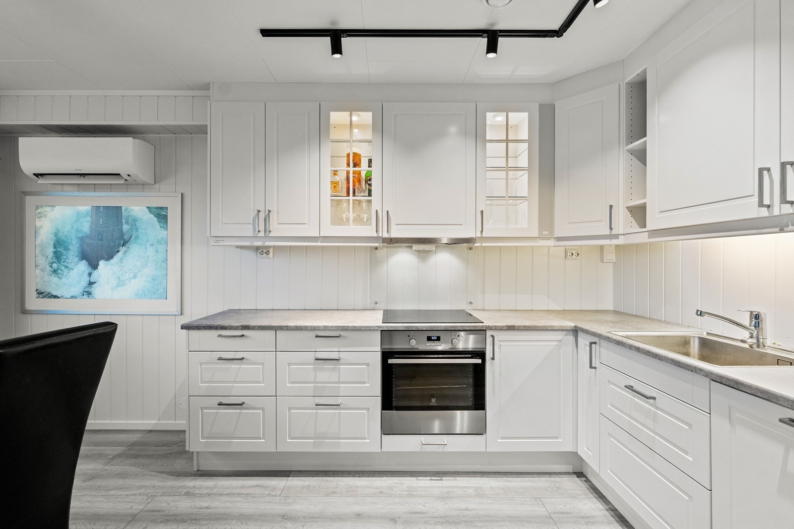 Generøst med både skap- og benkeplass i innredningen. Galleribilde