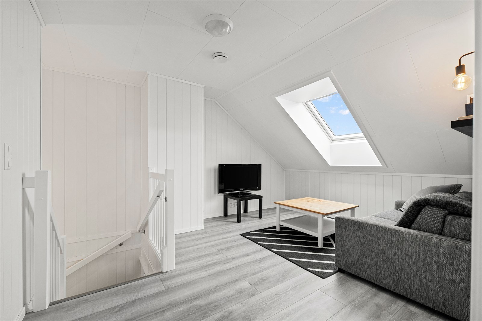 Fin ekstra tv-stue med takvindu. Galleribilde