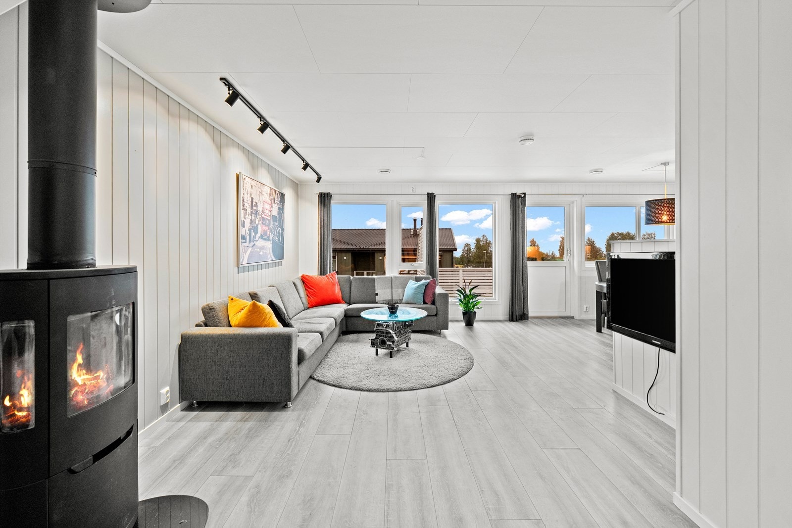 Skoglundsletta 32B er en vertikaldelt halvpart av tomannsbolig fra 2018 med 3 soverom og stue i hver etasje. Galleribilde