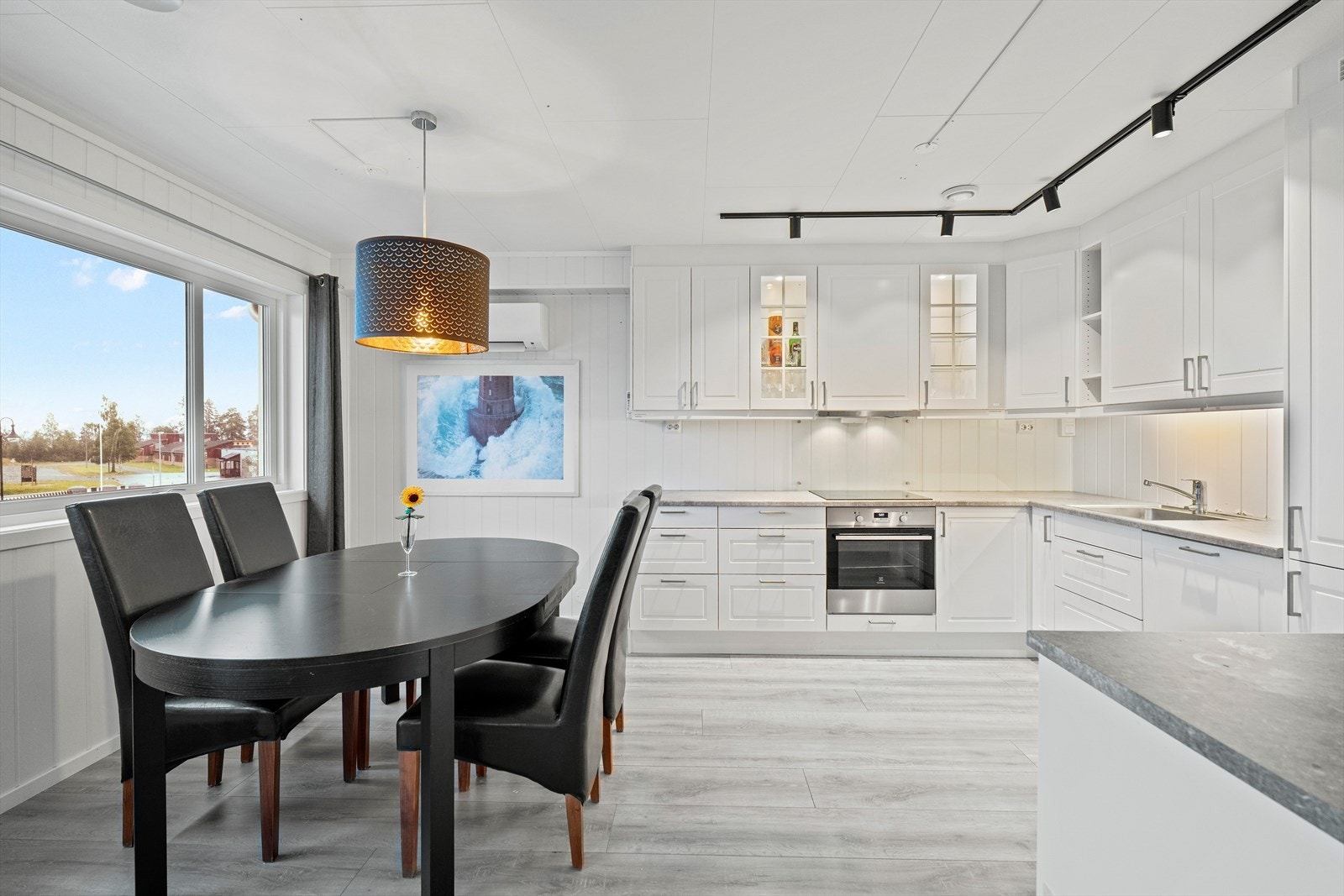 Godt med belysning fra spottskinne og lampe over spisestuen. Galleribilde