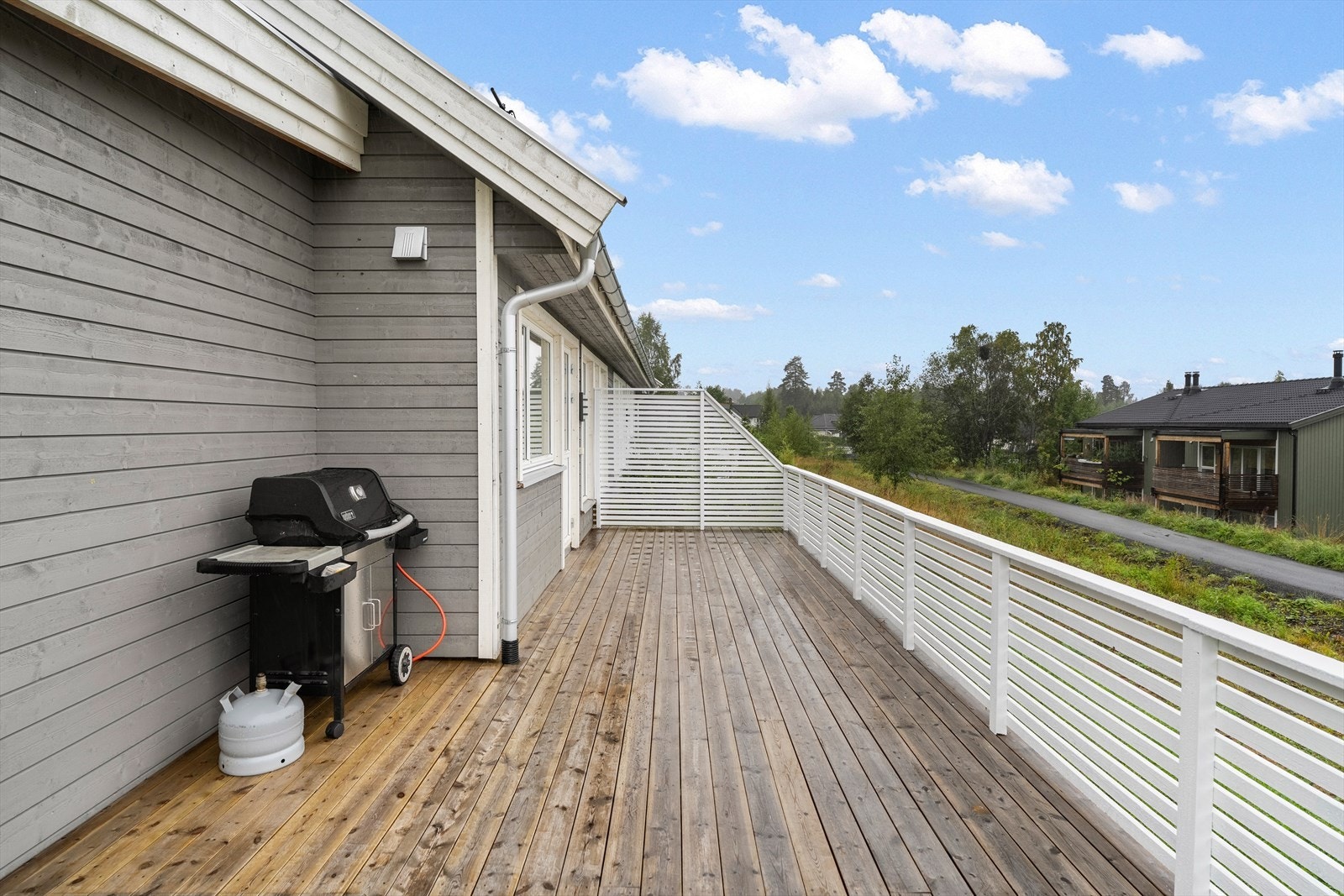 Nordøstvendt terrasse med utgang fra stue. Galleribilde