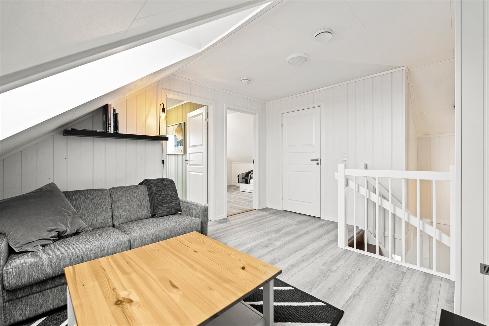 I 2.etasje er det en koselig loftstue, bodrom og 2 soverom. Galleribilde