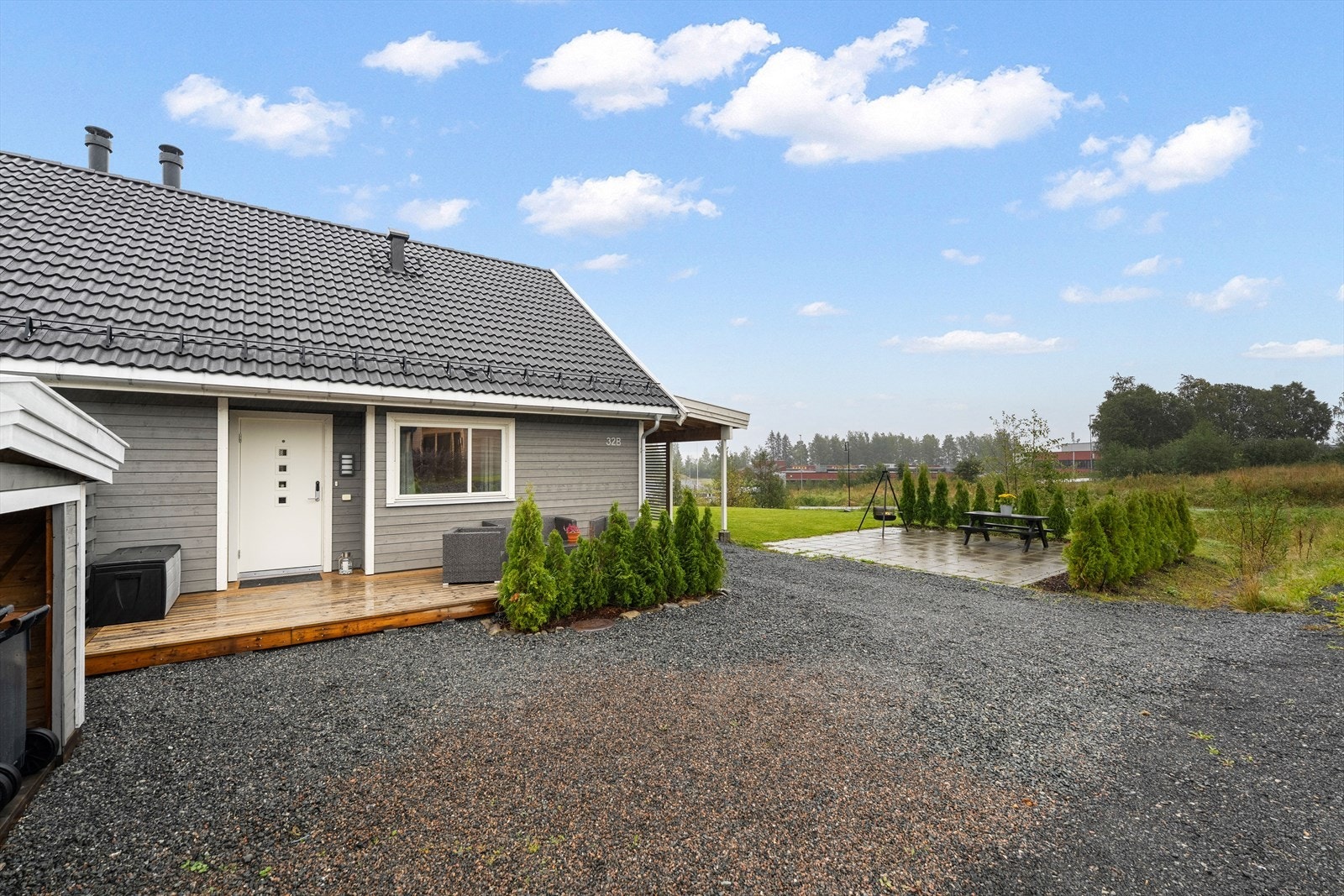 I hagen er det anlagt en fin hellebelagt uteplass/grillplass med sittebenk og bålpanne med tujahekk rundt som skjermer. Galleribilde