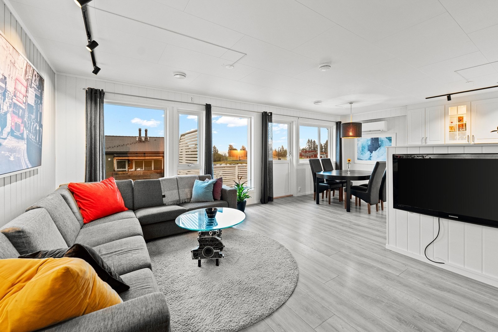 Stuen er lys og luftig med rikelig innlys fra de mange vindusflatene. Galleribilde