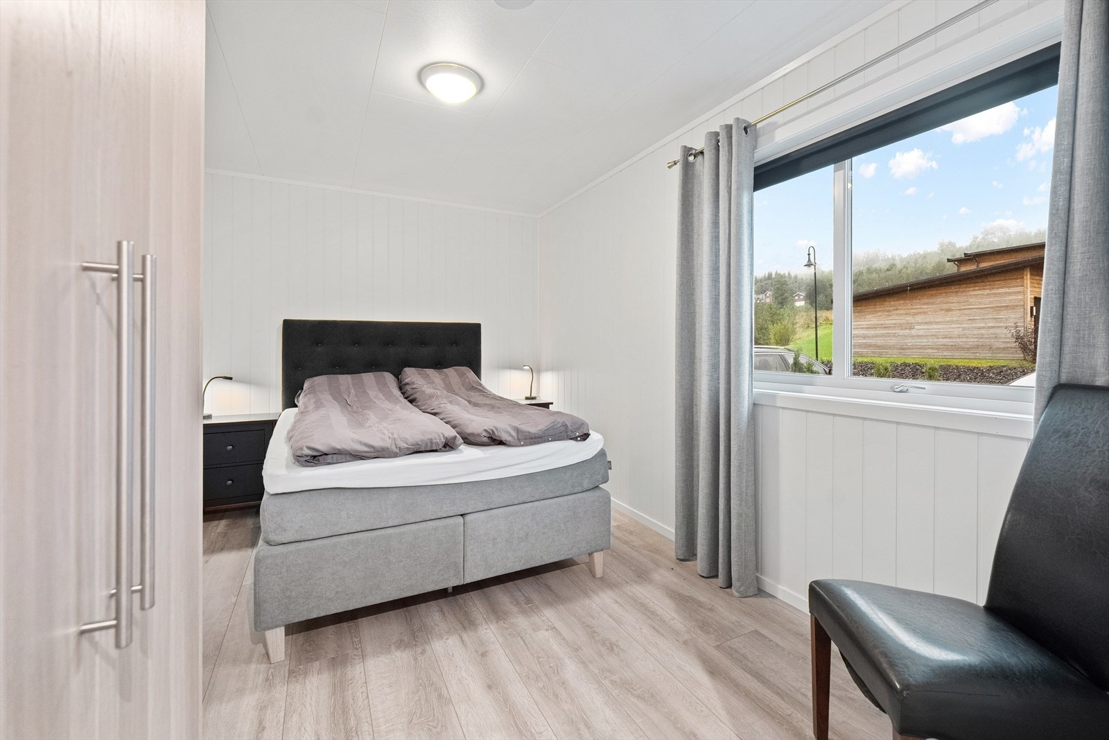 Hovedsoverom i 1.etasje av god størrelse. Rommet har garderobeskap. Galleribilde