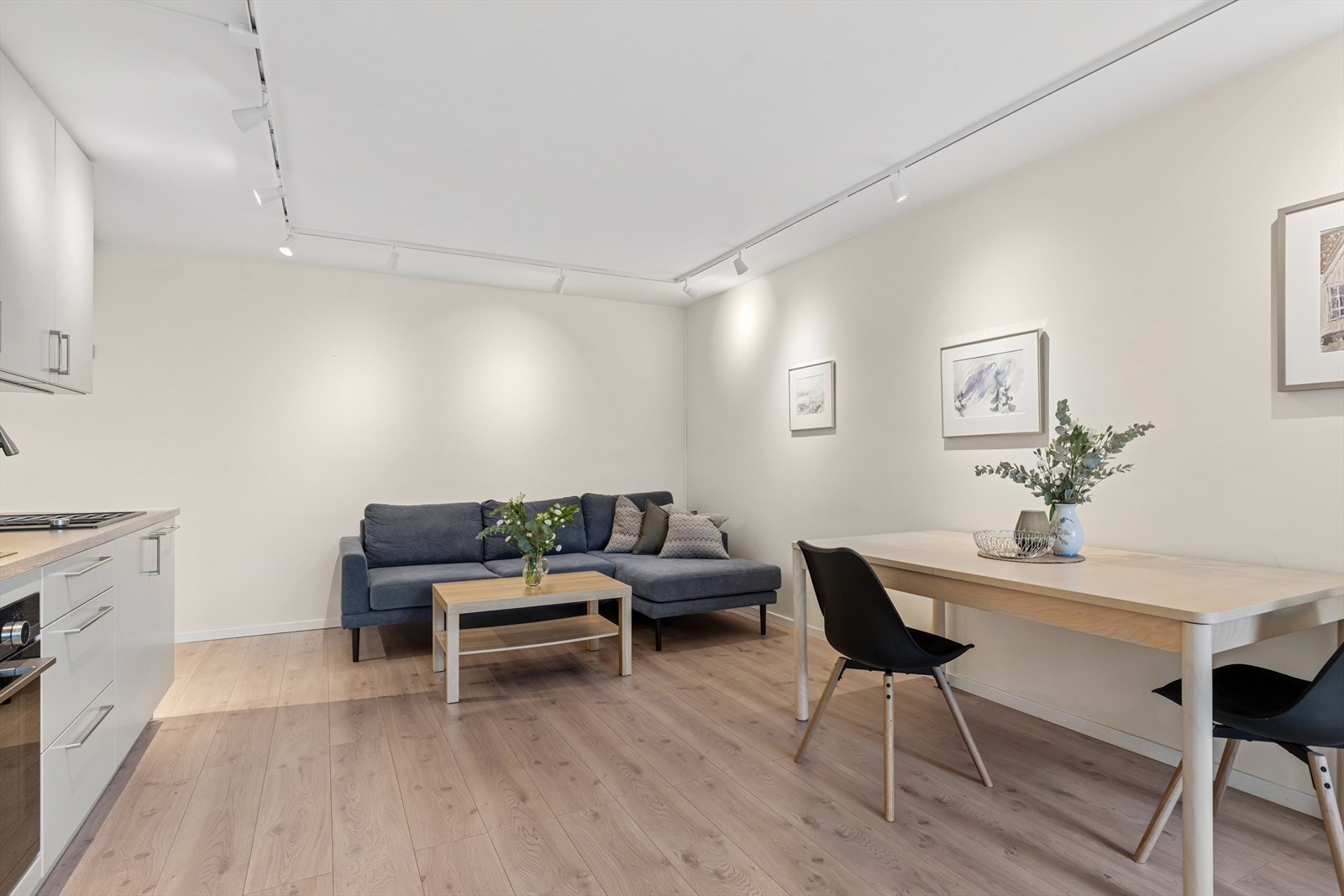 Sofahjørne og spiseplass i samme rom skaper en sosial og åpen romfølelse - perfekt for hyggelige sammenkomster. Galleribilde