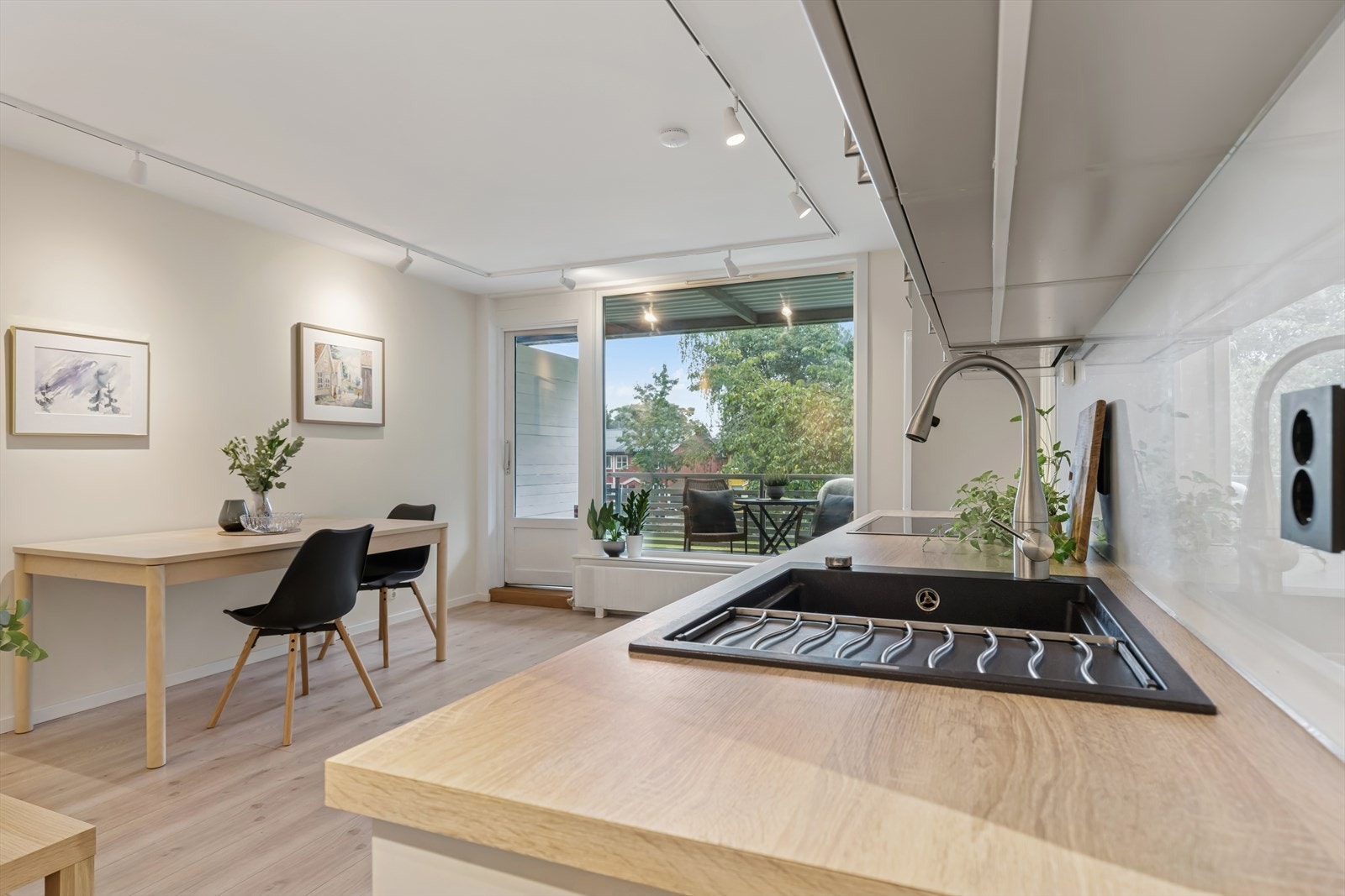 Det er plass til et romslig spisebord for både familie og gjester! Galleribilde