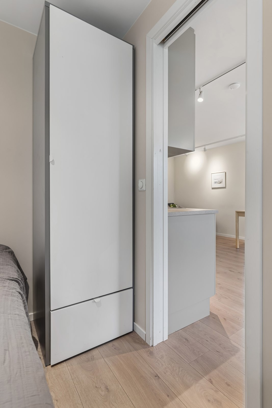 På soverommet er det også plass til et enkeltskap med oppbevaring. Galleribilde