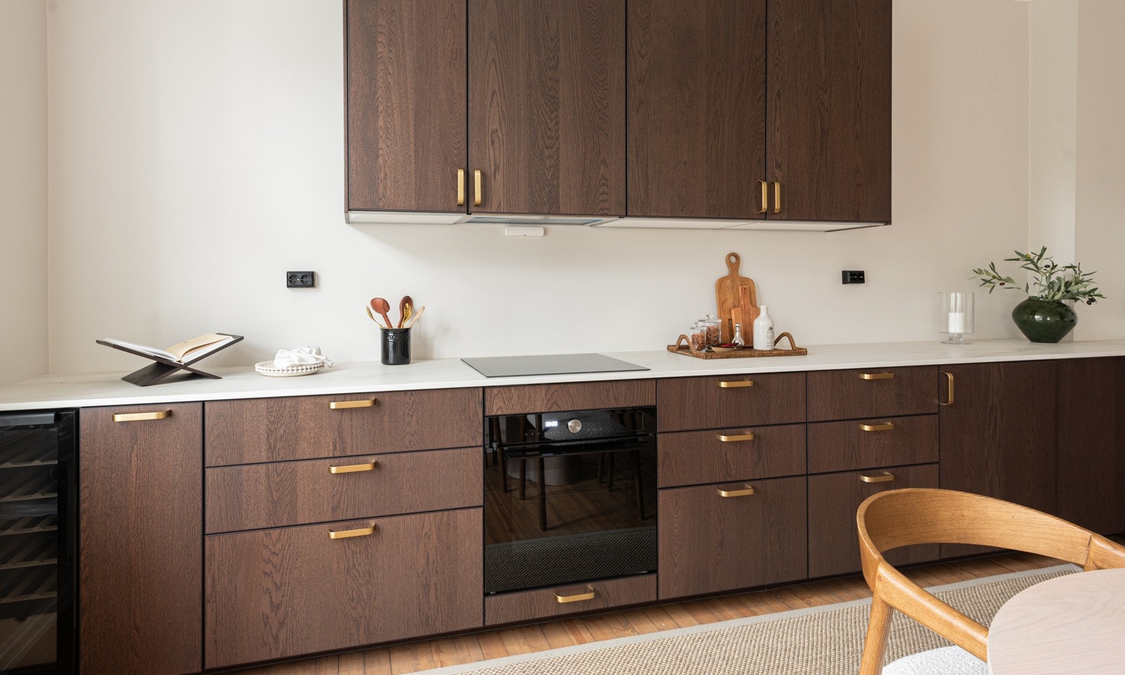 Integrerte hvitevarer med induksjonstopp, ovn, kjøl/frys, vinskap og oppvaskmaskin Galleribilde