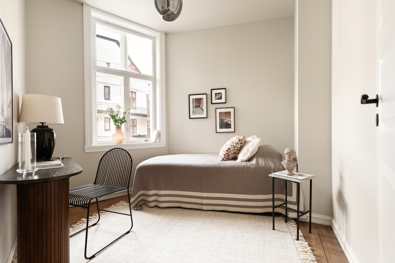 Det andre soverommet har også god størrelse med plass til seng, skrivepult og garderobe Galleribilde