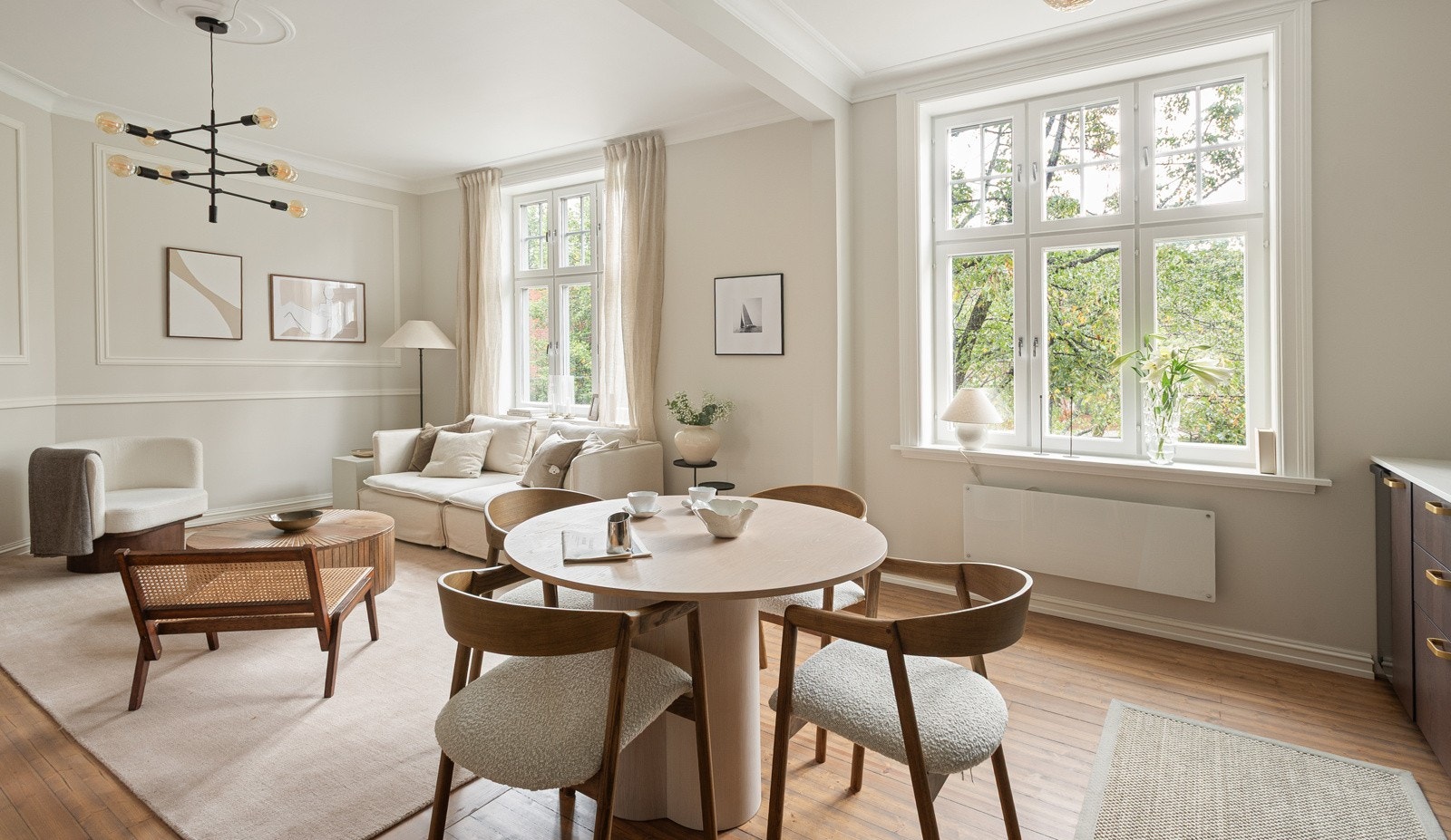 Store vindusflater og god takhøyde gir en åpen og luftig romfølelse, samtidig som man har grønt og frodig utsyn Galleribilde