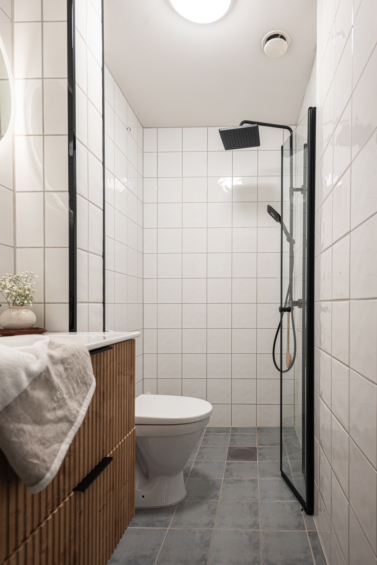 Lyst flislagt baderom med elektriske varmekabler i gulv Galleribilde