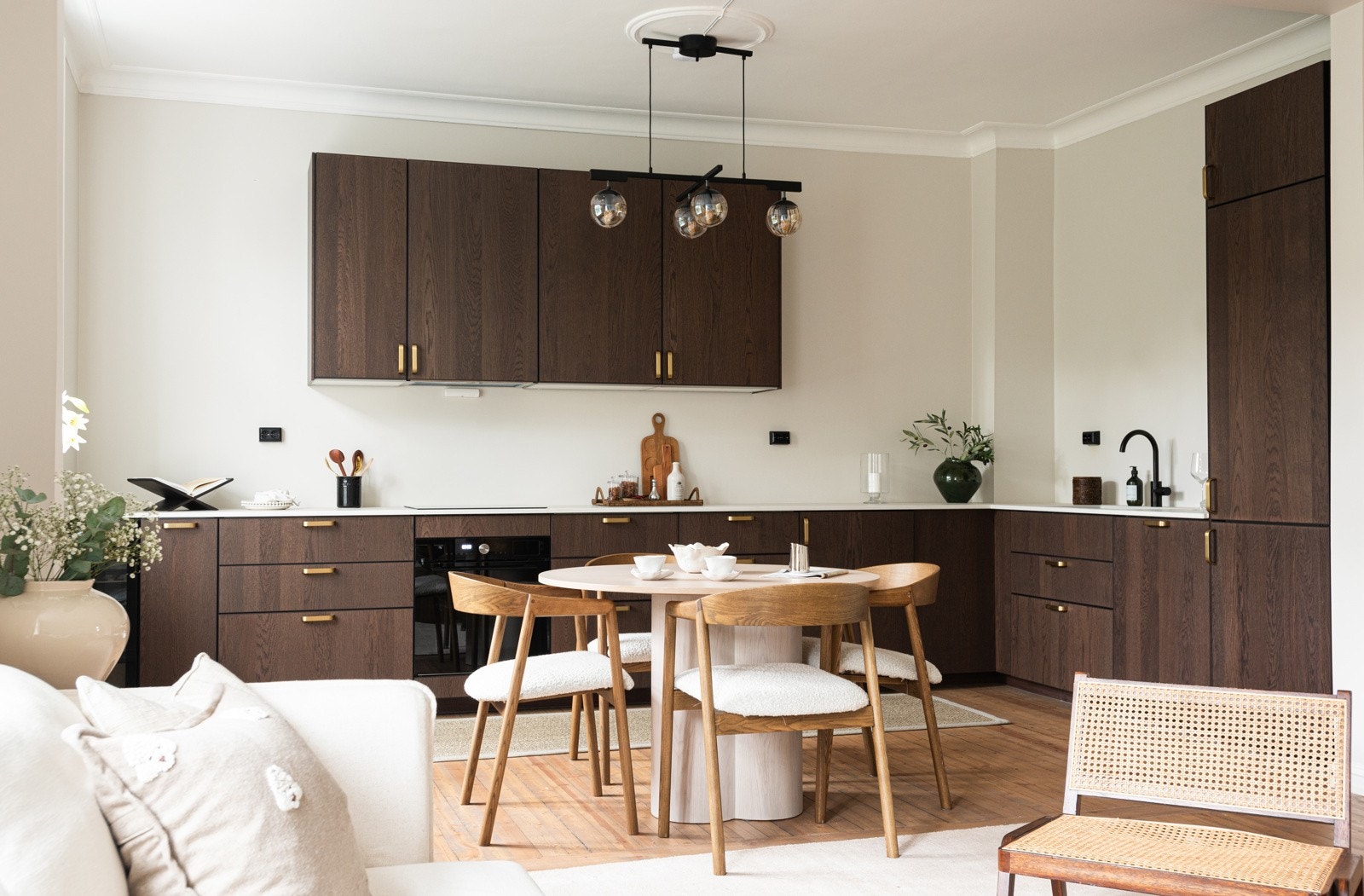 Leiligheten har oppgradert kjøkken (2025) og byr på tidsriktig design kombinert med smarte og funksjonelle løsninger Galleribilde