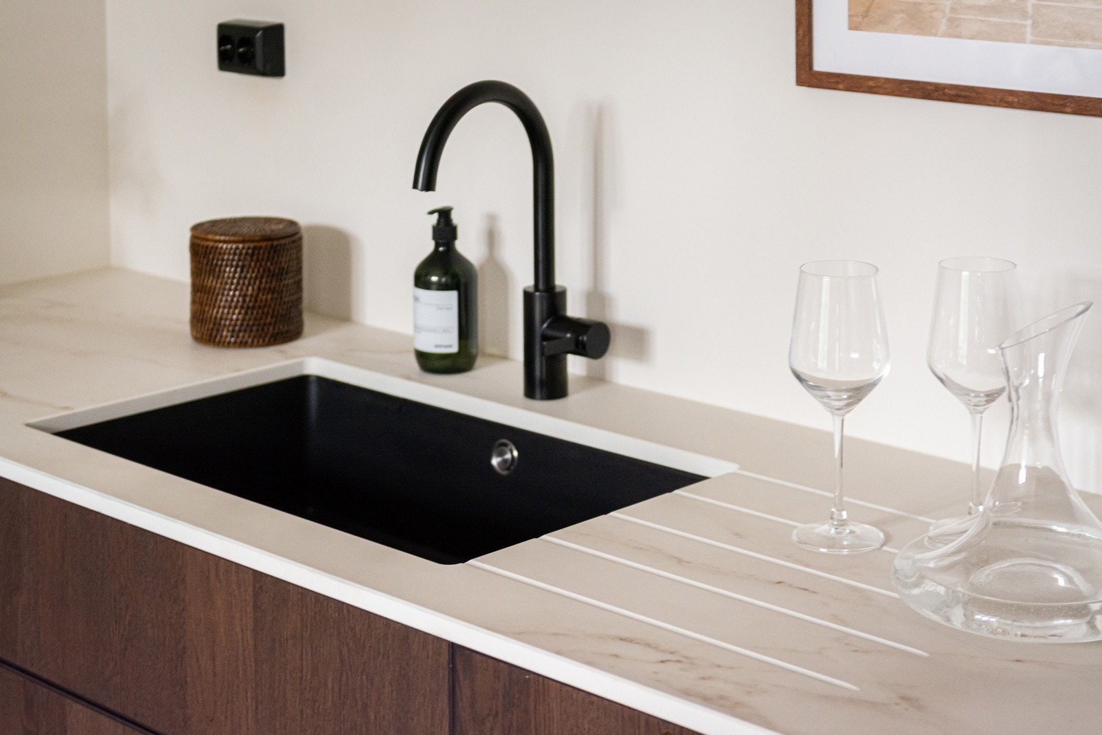 Kjøkkeninnredning med glatte fronter, laminert benkeplate og oppvaskkum Galleribilde