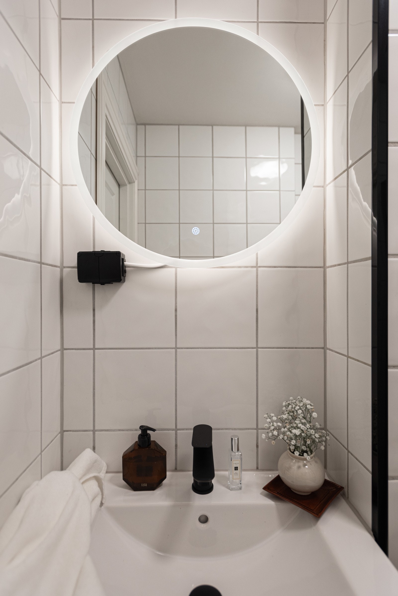 Heldekkende servant nedfeldt i underskap og speil m/integrert lys Galleribilde