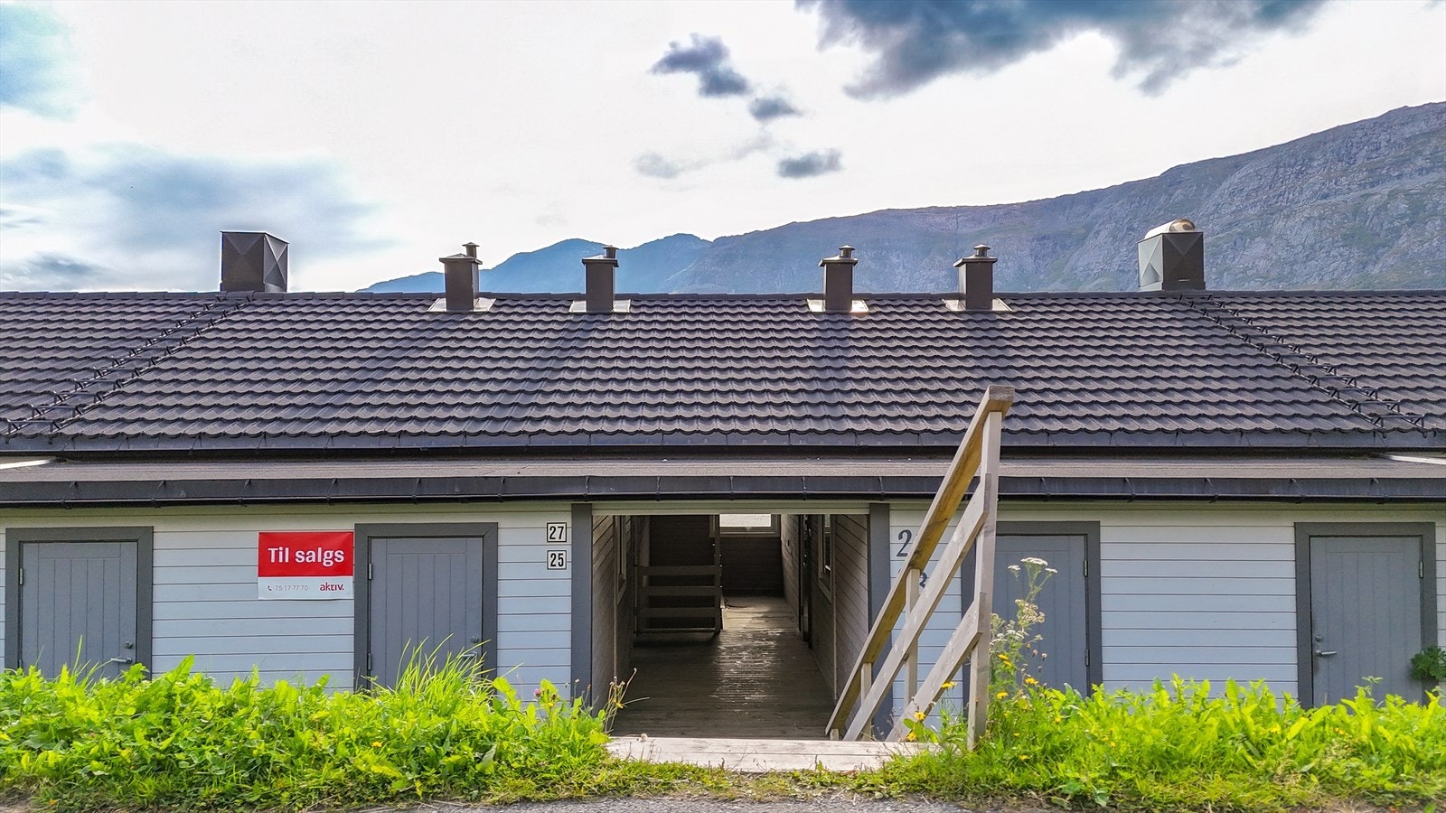 Overbygd inngangsparti med egen, utvendig bod like ved. Galleribilde