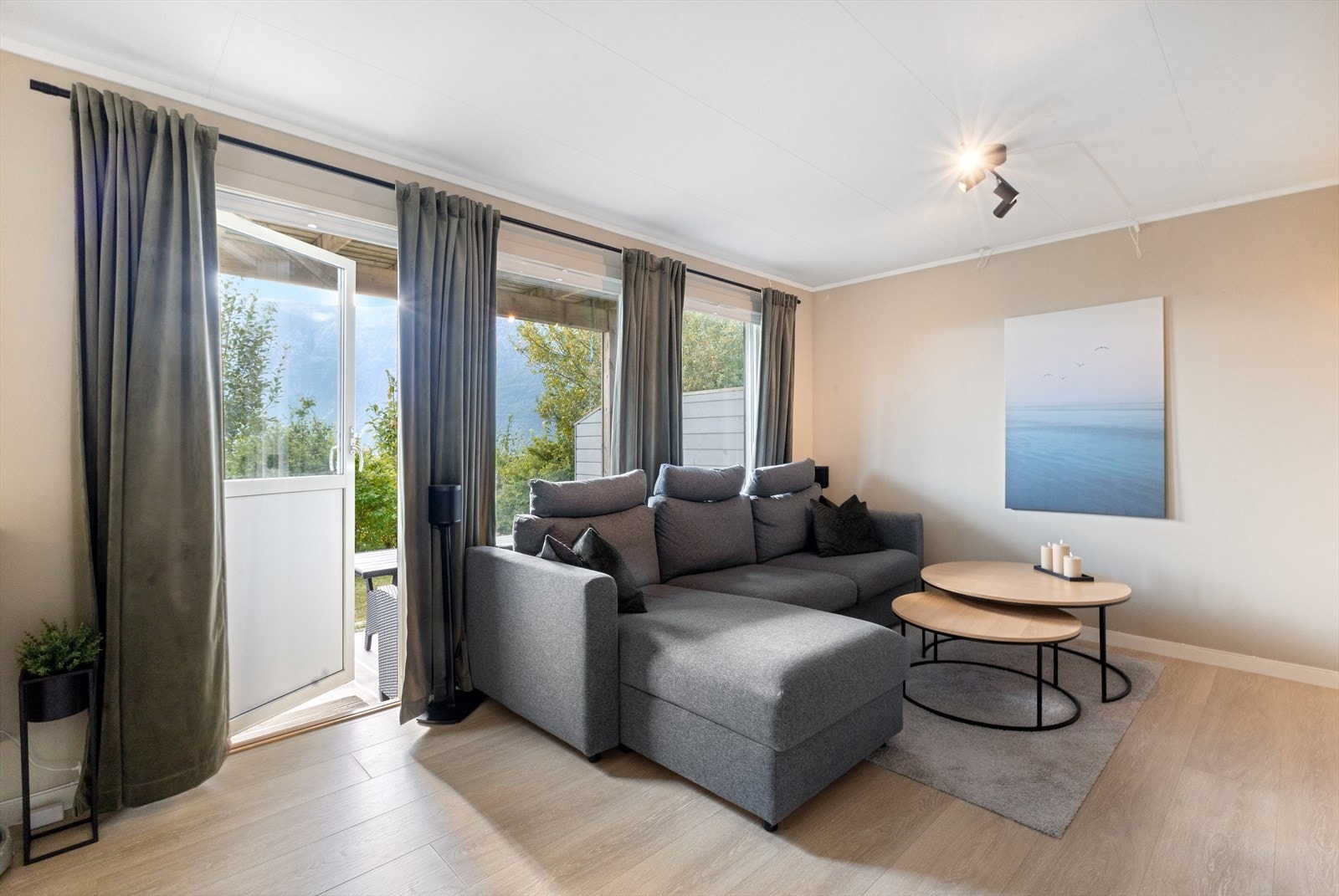 Utgang til/fra terrasse og til hagen. Galleribilde