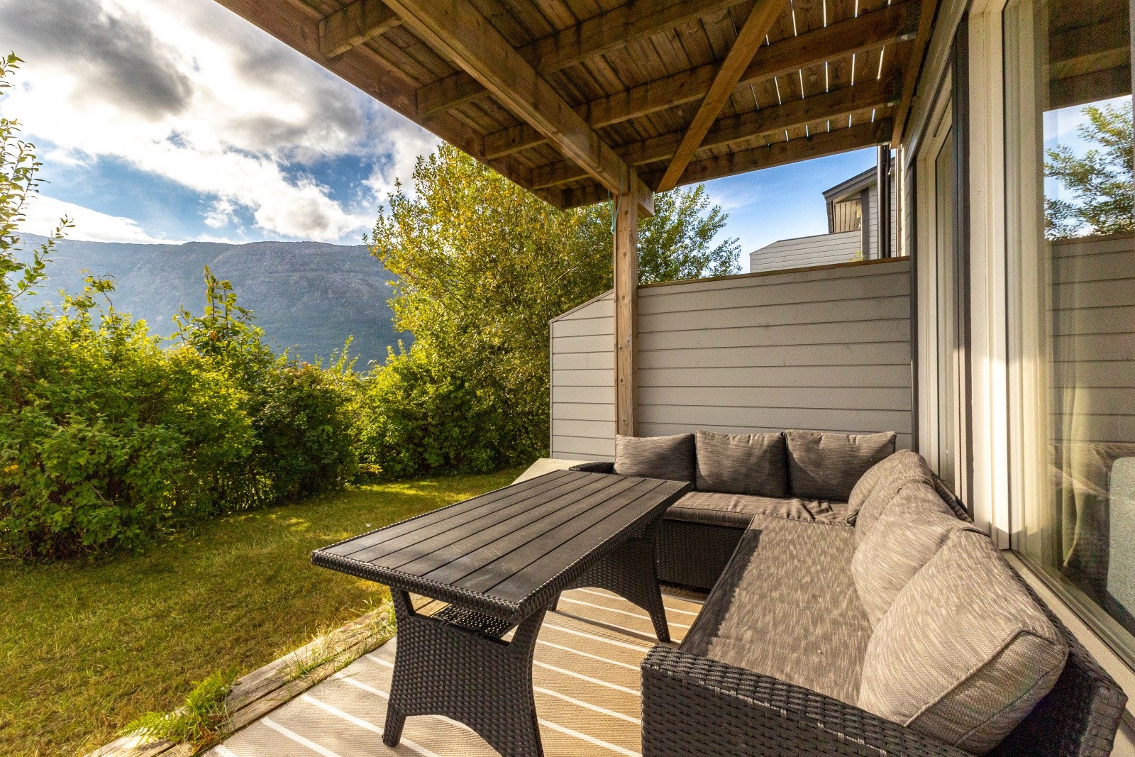 Egen, lun og solrik terrasse med levegg, slik at man sitter godt skjermet for innsyn. Galleribilde