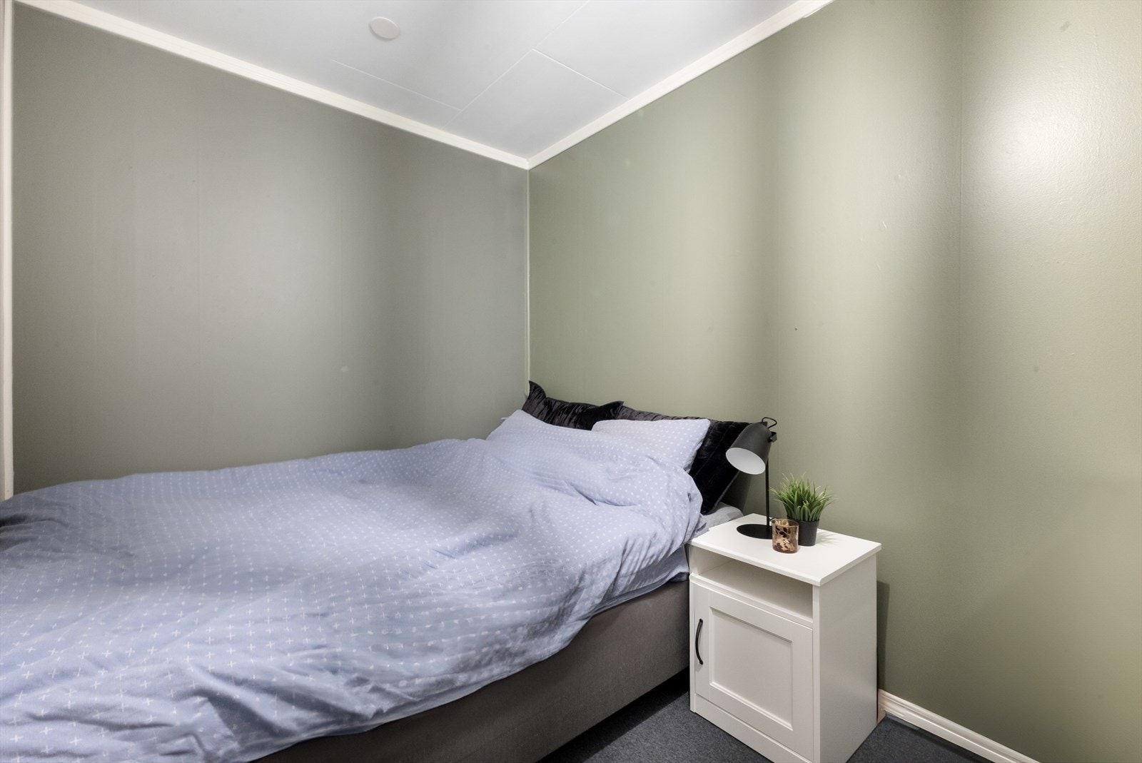 Boden i selve boligen, brukes i dag som soverom 2. Må påpeke at dette rommet ikke er godkjent for varig opphold(dette rommet har ett vindu som ikke er avbildet) Galleribilde