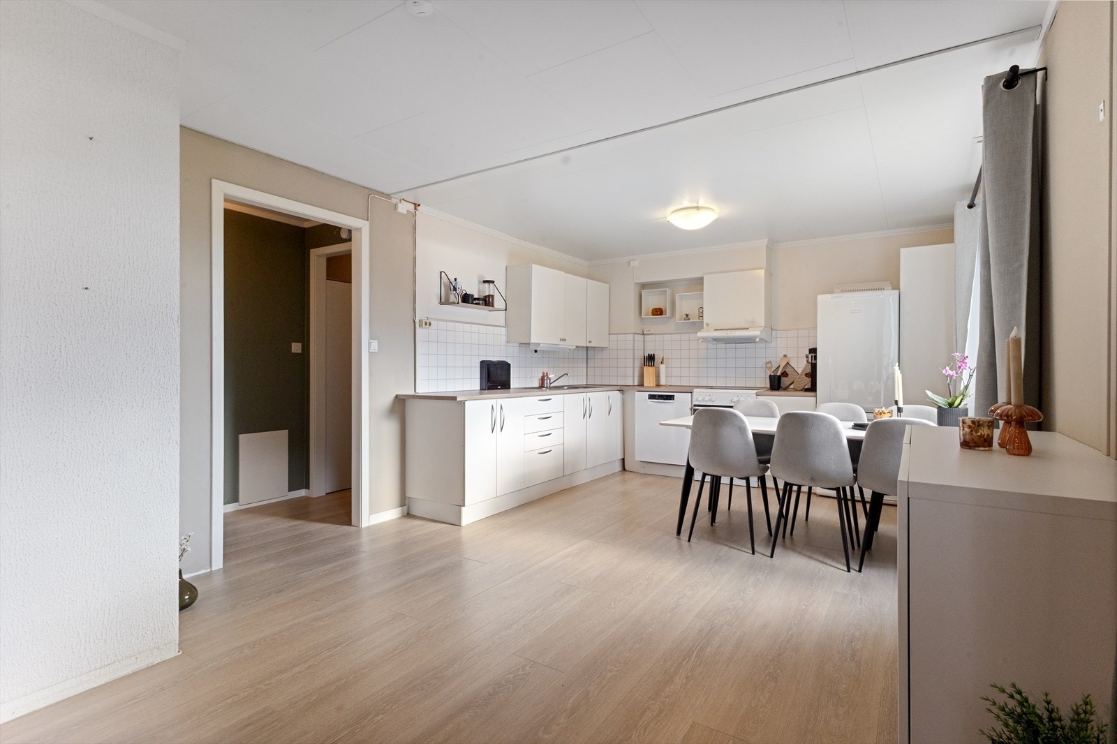 Kjøkkensonen er god av størrelse og her er det også plass til ett stort spisebord. Galleribilde