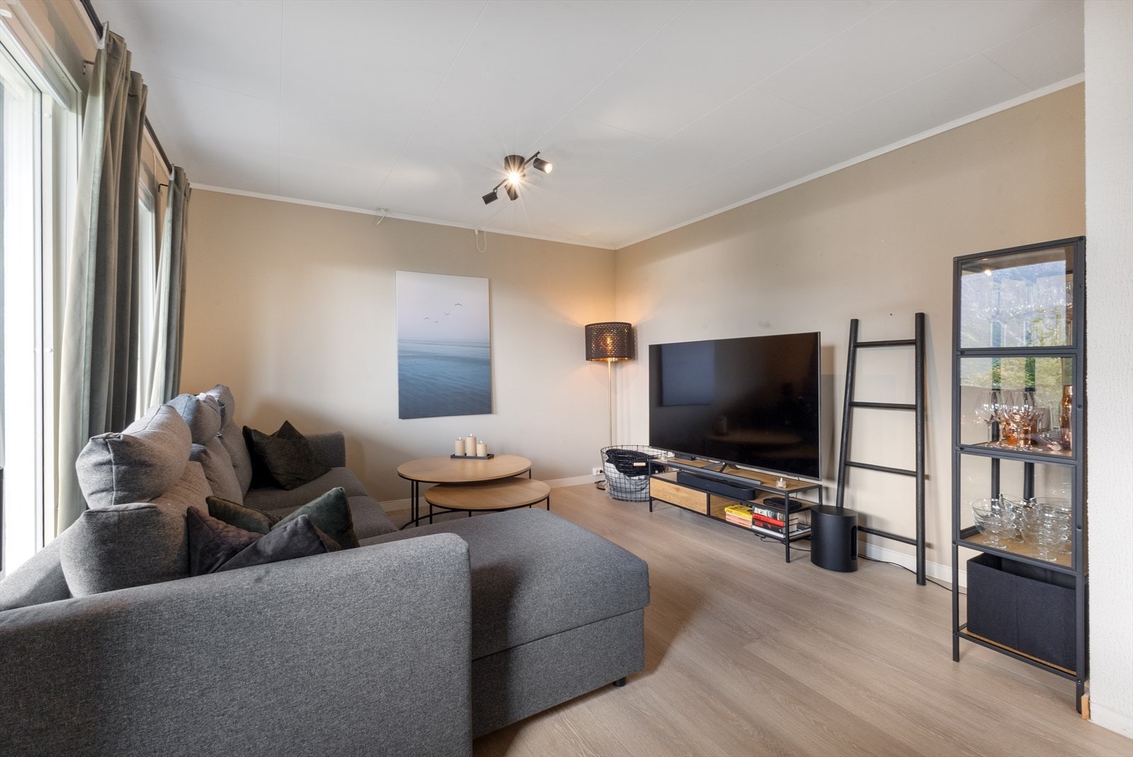 Trenger ikke å bekymre deg for om du får plass til flatskjermen eller sofaen her. Galleribilde