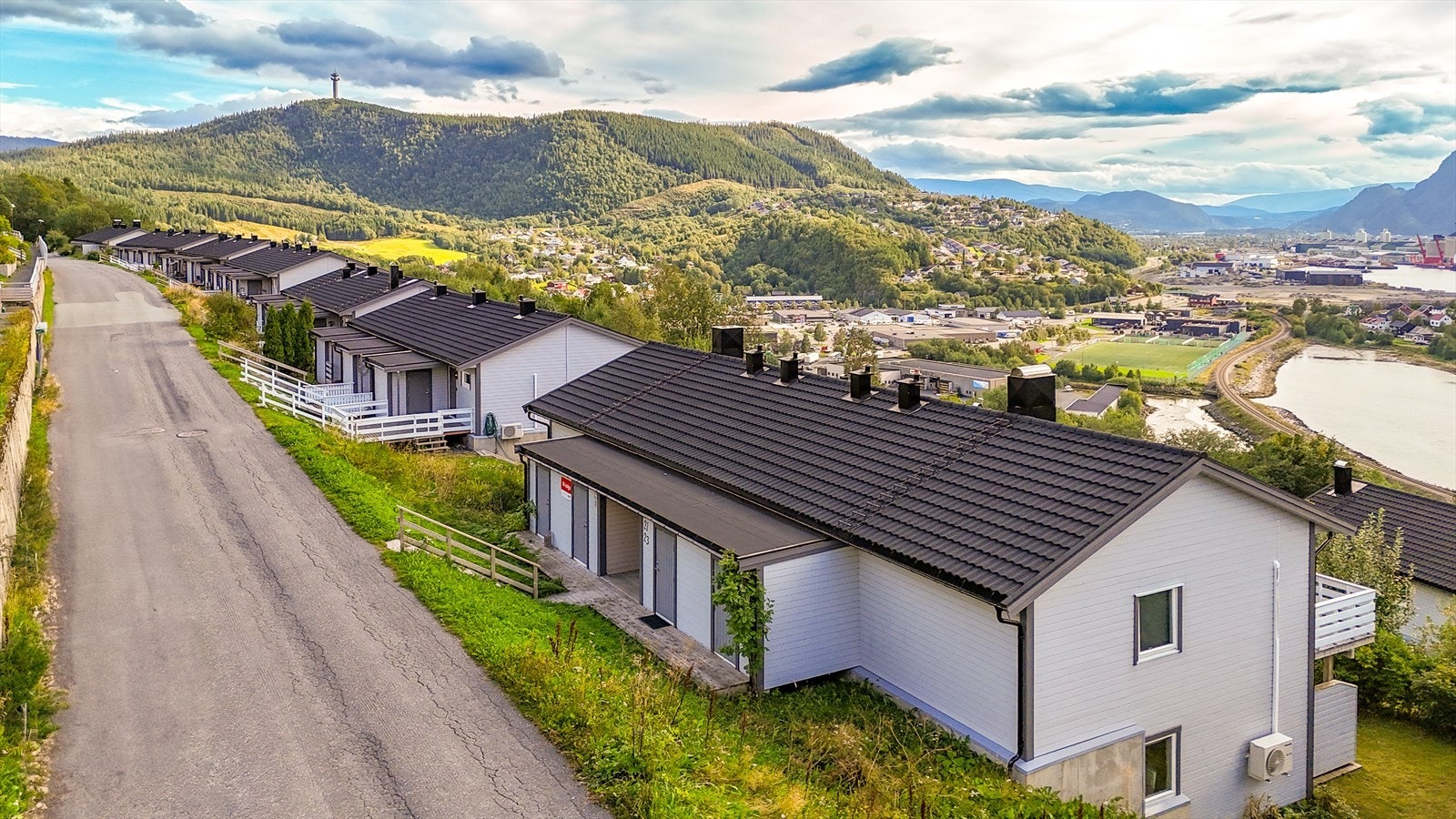 Boligen ligger i et etablert og rolig boligområde i Mosjøen. Tjeldstia ligger med kort avstand til både barnehager, skoler, dagligvarebutikk og øvrige servicetilbud. Galleribilde